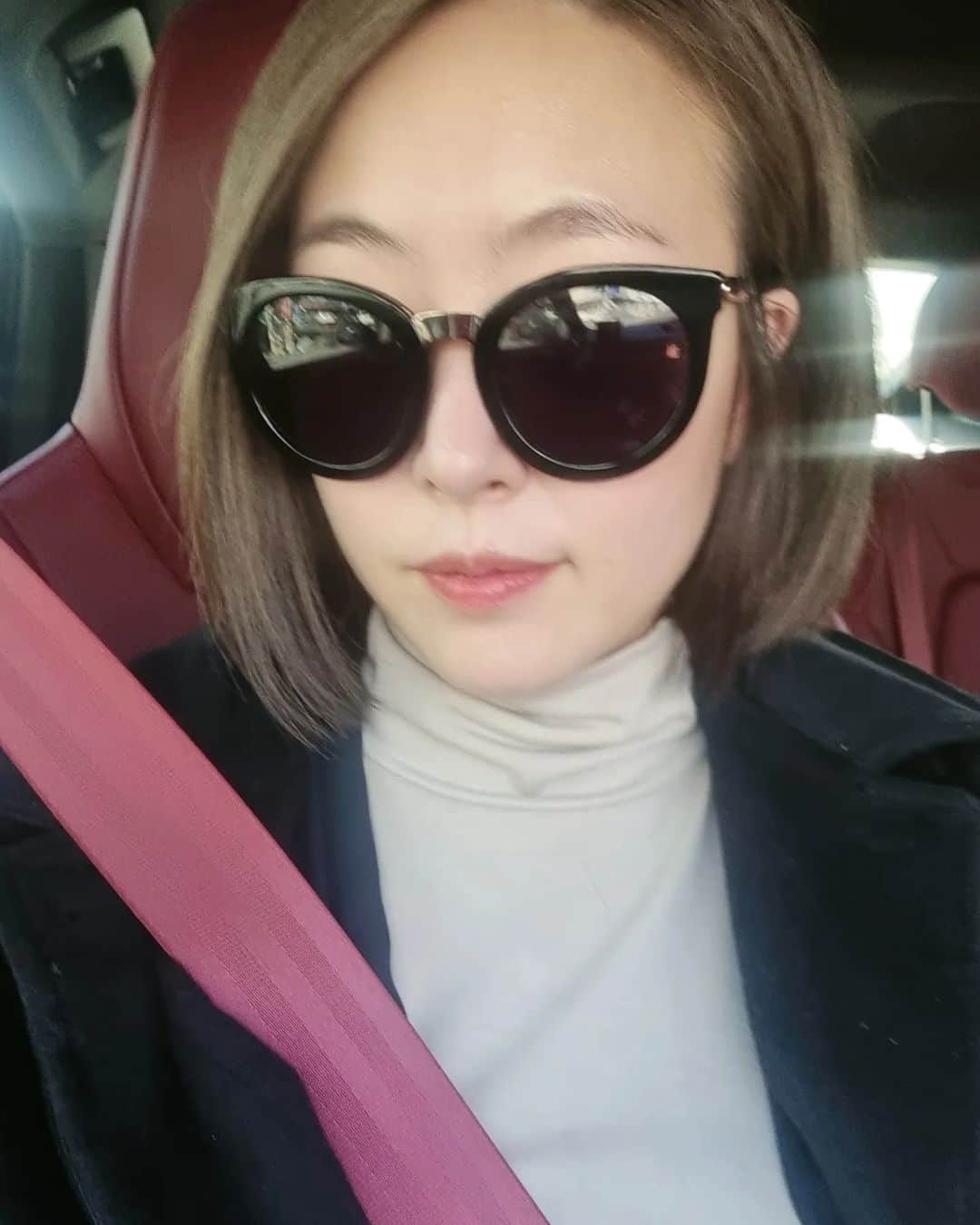 シム・ウンジンのインスタグラム：「몇년간 마스크때문에 썬글라스를 거의 착용하지 않았었는데, 오늘 햇빛이 강해서 썬글라스를 정말 오랜만에 썼더니 뭔지모르겠는 약간의 어색함.ㅋㅋㅋ  점점 마스크 벗은 세상에 적응해가려는중😄  #썬글라스적응기」