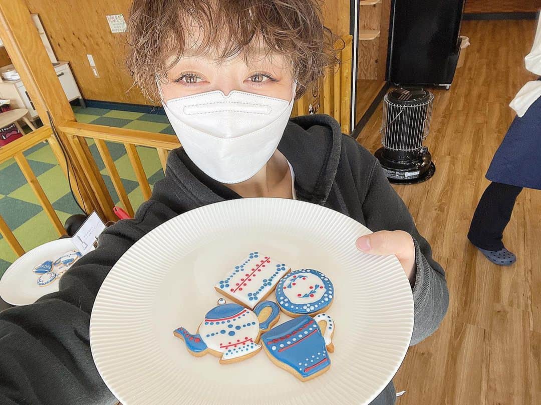 結城リナのインスタグラム：「アイシングクッキー初挑戦した！  アイシングクッキーの魅力に魅せられて、 これは是非！彗星に碧でもアイシングクッキーを販売出来るようにとスタッフ共々修行中💪  帯広から先生にも来てもらって、 一からアイシングの楽しさを教えてもらいました✨  小学生の頃、家庭科で習った団子を家帰っても何度も何度も作ってたのを思い出した。  楽しかったなぁ。  何度か教えてもらってアイシング極めていきたい🍪 #アイシングクッキー」