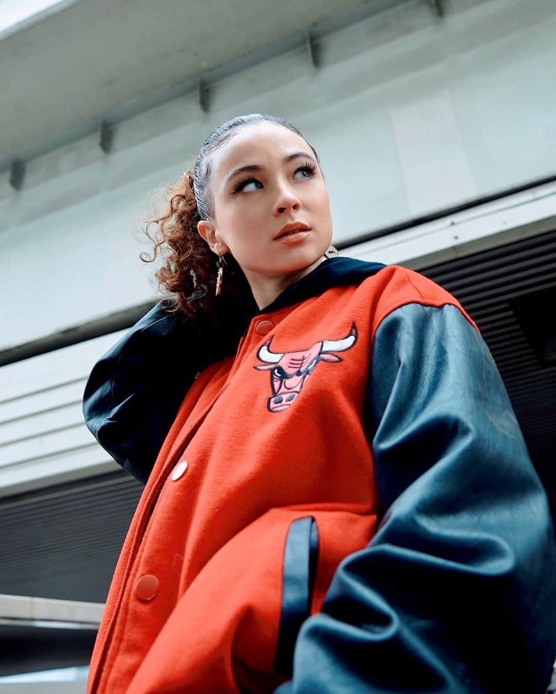 のインスタグラム：「お陰様で、先日リリースいたしました弊社のAshley、1st EP「DRAFT ONE」が、iTunes R&Bチャート1位を獲得し、最先のいいスタートが切れました❤️‍🔥❤️‍🔥❤️‍🔥 ⁡ 引き続き多くの皆さんに聴いてもらえればと思いますので応援よろしくお願いいたします‼️🔈✨ ⁡ また、現在発売中の総合エンタメ雑誌「サイゾー」2・3月合併号にて、Ashleyのルーツからデビューまでのストーリーを赤裸々に語ったインタビュー記事が掲載されておりますので、そちらも音源と共にチェックいただければと思います📖🙇‍♂️ ⁡ @cyzo_ms  words by Shiho Watanabe ( @shiho_wk ) photo by Tameki Oshiro ⁡ #Ashley #1stEP #DRAFTONE #iTunes #R&Bチャート #1位獲得」