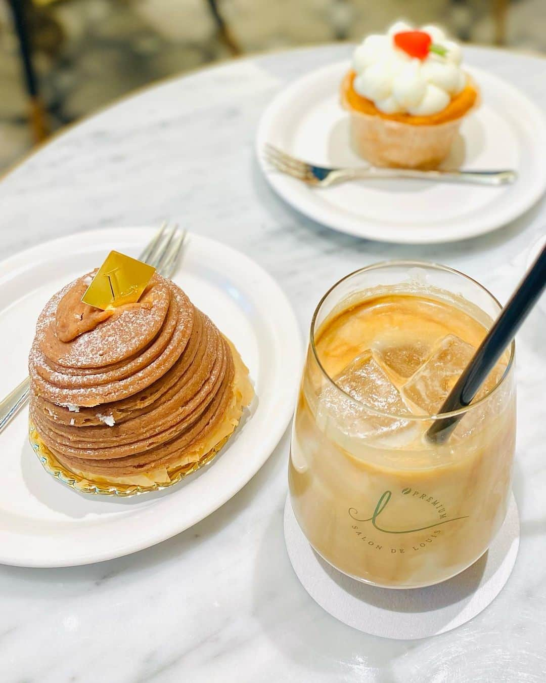 菜那くららのインスタグラム：「🫖✨✨  行ってみたかったカフェへ☕️💓  店内のカラーがグリーンでまとめられてて シャンデリアがあったり、 ケーキのショーケースもお洒落で、 とっても素敵な空間でした😌✨✨  ケーキやパンも見た目が可愛いくて🥐🍓 あれも〜これも！と迷いましたが、 まずはやっぱりモンブランを✨ マロンクリームがとっても美味しいくて〜🤤 一緒に行った同期は可愛いキャロットケーキを🧁🥕  素敵な空間で 癒しのカフェ時間となりました☕️🫶  #cafe #カフェ #スイーツ #モンブラン#キャロットケーキ #癒しのひと時」