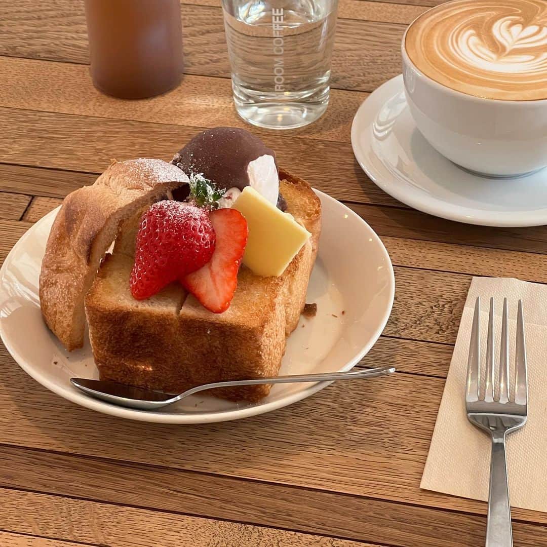 Aiさんのインスタグラム写真 - (AiInstagram)「. 𖤘1 ROOM Coffee／中板橋 ⁡ 中板橋駅の住宅地の一角にある あんバタートーストブームを牽引するお店𖠿 ⁡ カリッと香ばしい 小ぶりなトーストに あんことバター、 チョコがけの苺アイスがトッピング はちみつもお好みで𓌈˒˒ ⁡ ワンオペにも関わらず 一人一人丁寧な接客で 居心地の良いお店です𖠿𖤣 ⁡ 𓂃𓈒𓏸 menu 𓂃𓈒𓏸 ■いちごのあんバタートースト／900円 　※季節限定 ■カフェラテ／650円  ˳◌* ┈ ┈ ┈ ┈ ┈ ┈ ┈ *◌˳ ⁡ 1 ROOM Coffee @1_room_coffee  住所：東京都板橋区中板橋30-1 ※土日祝は1人様150円のチャージ料 ※1組2名様まで ⁡ ˳◌* ┈ ┈ ┈ ┈ ┈ ┈ ┈ *◌˳ ⁡ ⁡ #あんバタートースト #あんバター #中板橋グルメ #中板橋カフェ #板橋カフェ #板橋グルメ #カフェ巡り #カフェスタグラム #カフェ #東京グルメ #東京カフェ #teatime #tokyocafe #cafestagram #cafehopping #cafelatte #oneroomcoffee」2月21日 17時22分 - ai_mahalo