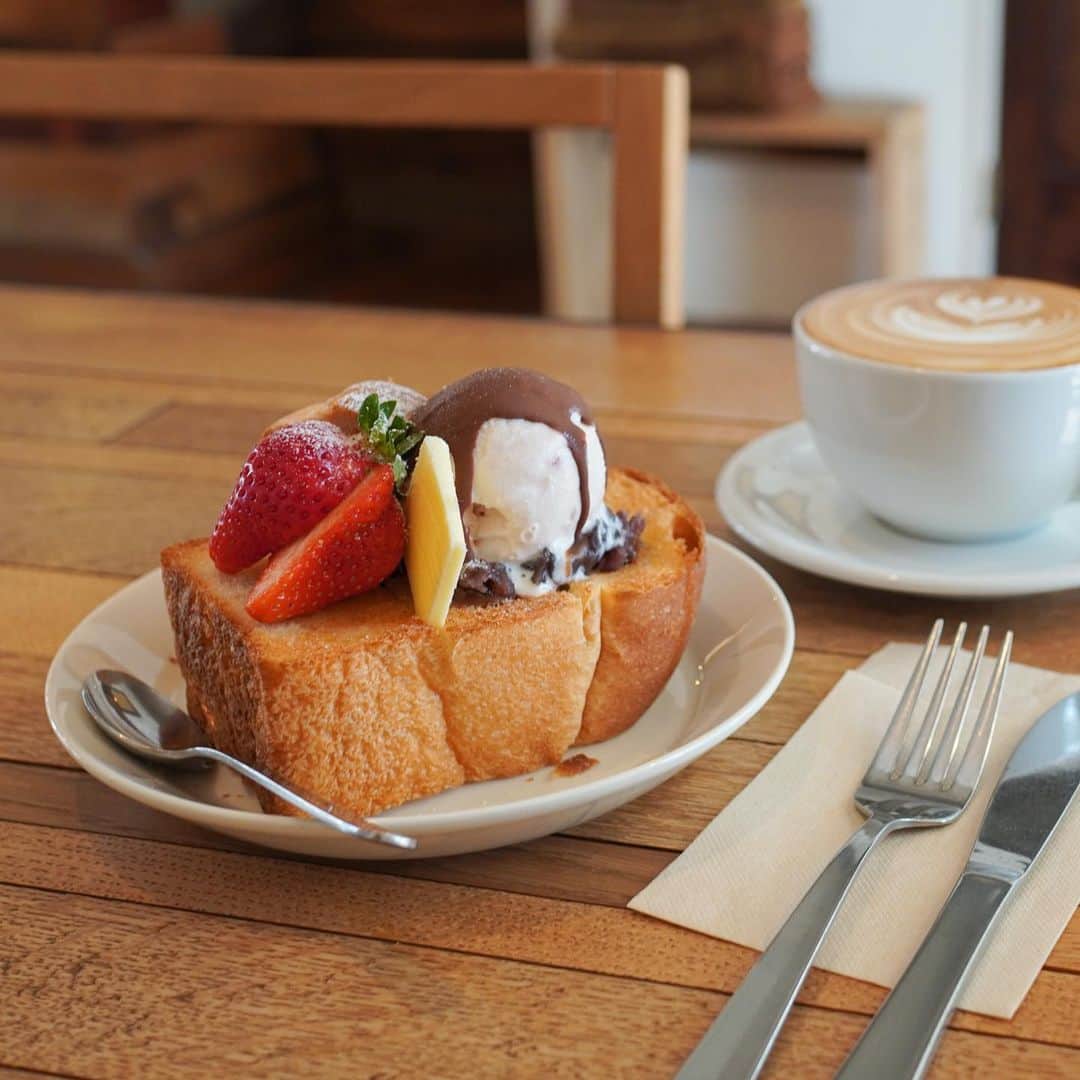 Aiさんのインスタグラム写真 - (AiInstagram)「. 𖤘1 ROOM Coffee／中板橋 ⁡ 中板橋駅の住宅地の一角にある あんバタートーストブームを牽引するお店𖠿 ⁡ カリッと香ばしい 小ぶりなトーストに あんことバター、 チョコがけの苺アイスがトッピング はちみつもお好みで𓌈˒˒ ⁡ ワンオペにも関わらず 一人一人丁寧な接客で 居心地の良いお店です𖠿𖤣 ⁡ 𓂃𓈒𓏸 menu 𓂃𓈒𓏸 ■いちごのあんバタートースト／900円 　※季節限定 ■カフェラテ／650円  ˳◌* ┈ ┈ ┈ ┈ ┈ ┈ ┈ *◌˳ ⁡ 1 ROOM Coffee @1_room_coffee  住所：東京都板橋区中板橋30-1 ※土日祝は1人様150円のチャージ料 ※1組2名様まで ⁡ ˳◌* ┈ ┈ ┈ ┈ ┈ ┈ ┈ *◌˳ ⁡ ⁡ #あんバタートースト #あんバター #中板橋グルメ #中板橋カフェ #板橋カフェ #板橋グルメ #カフェ巡り #カフェスタグラム #カフェ #東京グルメ #東京カフェ #teatime #tokyocafe #cafestagram #cafehopping #cafelatte #oneroomcoffee」2月21日 17時22分 - ai_mahalo