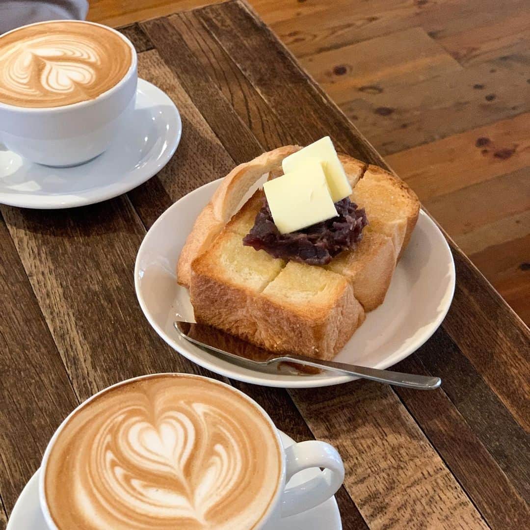 Aiさんのインスタグラム写真 - (AiInstagram)「. 𖤘1 ROOM Coffee／中板橋 ⁡ 中板橋駅の住宅地の一角にある あんバタートーストブームを牽引するお店𖠿 ⁡ カリッと香ばしい 小ぶりなトーストに あんことバター、 チョコがけの苺アイスがトッピング はちみつもお好みで𓌈˒˒ ⁡ ワンオペにも関わらず 一人一人丁寧な接客で 居心地の良いお店です𖠿𖤣 ⁡ 𓂃𓈒𓏸 menu 𓂃𓈒𓏸 ■いちごのあんバタートースト／900円 　※季節限定 ■カフェラテ／650円  ˳◌* ┈ ┈ ┈ ┈ ┈ ┈ ┈ *◌˳ ⁡ 1 ROOM Coffee @1_room_coffee  住所：東京都板橋区中板橋30-1 ※土日祝は1人様150円のチャージ料 ※1組2名様まで ⁡ ˳◌* ┈ ┈ ┈ ┈ ┈ ┈ ┈ *◌˳ ⁡ ⁡ #あんバタートースト #あんバター #中板橋グルメ #中板橋カフェ #板橋カフェ #板橋グルメ #カフェ巡り #カフェスタグラム #カフェ #東京グルメ #東京カフェ #teatime #tokyocafe #cafestagram #cafehopping #cafelatte #oneroomcoffee」2月21日 17時22分 - ai_mahalo