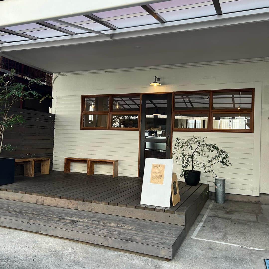 Aiさんのインスタグラム写真 - (AiInstagram)「. 𖤘1 ROOM Coffee／中板橋 ⁡ 中板橋駅の住宅地の一角にある あんバタートーストブームを牽引するお店𖠿 ⁡ カリッと香ばしい 小ぶりなトーストに あんことバター、 チョコがけの苺アイスがトッピング はちみつもお好みで𓌈˒˒ ⁡ ワンオペにも関わらず 一人一人丁寧な接客で 居心地の良いお店です𖠿𖤣 ⁡ 𓂃𓈒𓏸 menu 𓂃𓈒𓏸 ■いちごのあんバタートースト／900円 　※季節限定 ■カフェラテ／650円  ˳◌* ┈ ┈ ┈ ┈ ┈ ┈ ┈ *◌˳ ⁡ 1 ROOM Coffee @1_room_coffee  住所：東京都板橋区中板橋30-1 ※土日祝は1人様150円のチャージ料 ※1組2名様まで ⁡ ˳◌* ┈ ┈ ┈ ┈ ┈ ┈ ┈ *◌˳ ⁡ ⁡ #あんバタートースト #あんバター #中板橋グルメ #中板橋カフェ #板橋カフェ #板橋グルメ #カフェ巡り #カフェスタグラム #カフェ #東京グルメ #東京カフェ #teatime #tokyocafe #cafestagram #cafehopping #cafelatte #oneroomcoffee」2月21日 17時22分 - ai_mahalo