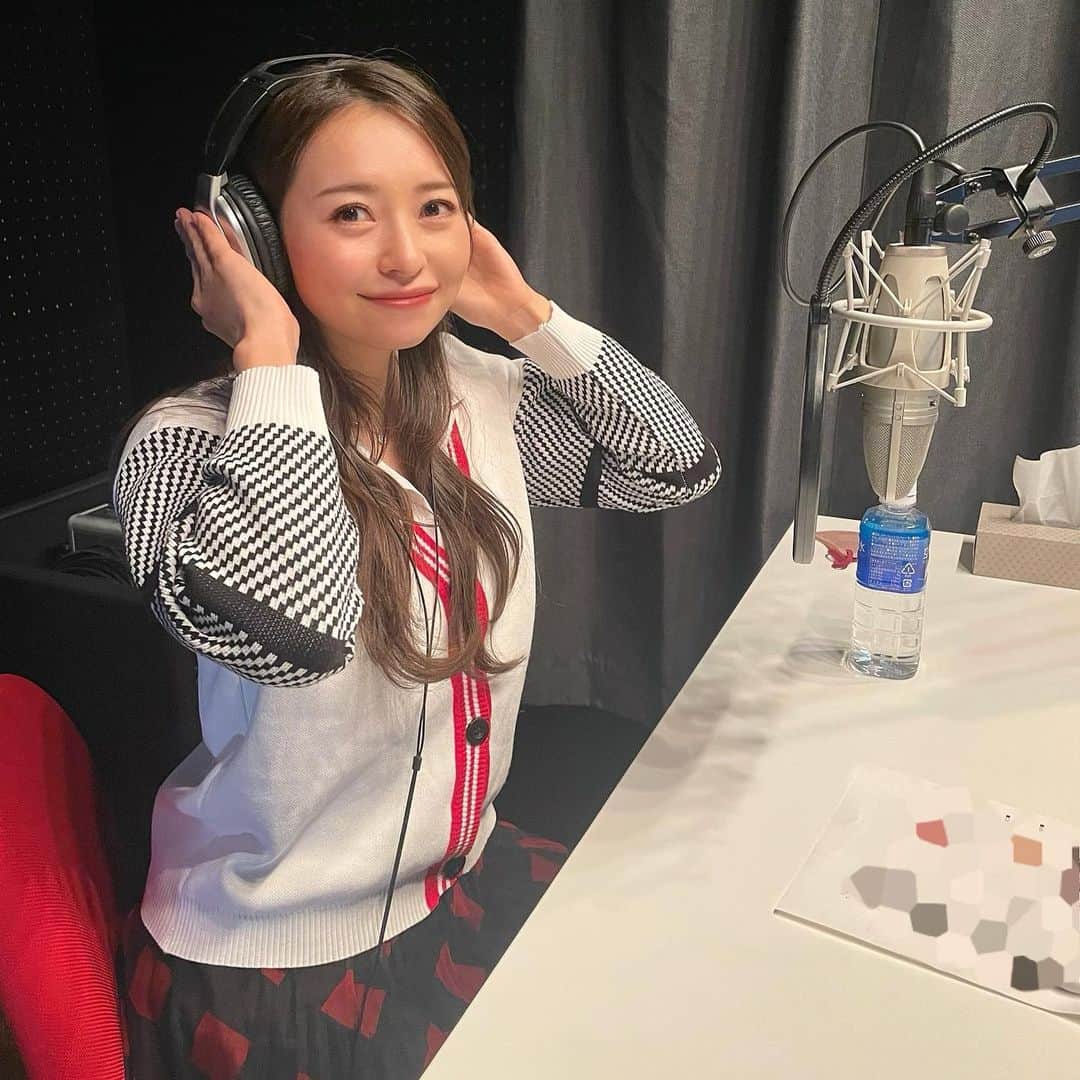 黒澤ゆりかのインスタグラム：「ブース入るとなんだかエモい感じになる😌笑 20代は毎日の様に使うことが多かったからかな♪  マカＤＸさんの新しいバージョンのナレ撮りでした🎙  もう3年前とはびっくり！ 優しいスタッフの皆様と穏やかな空間で感謝でした☺️」