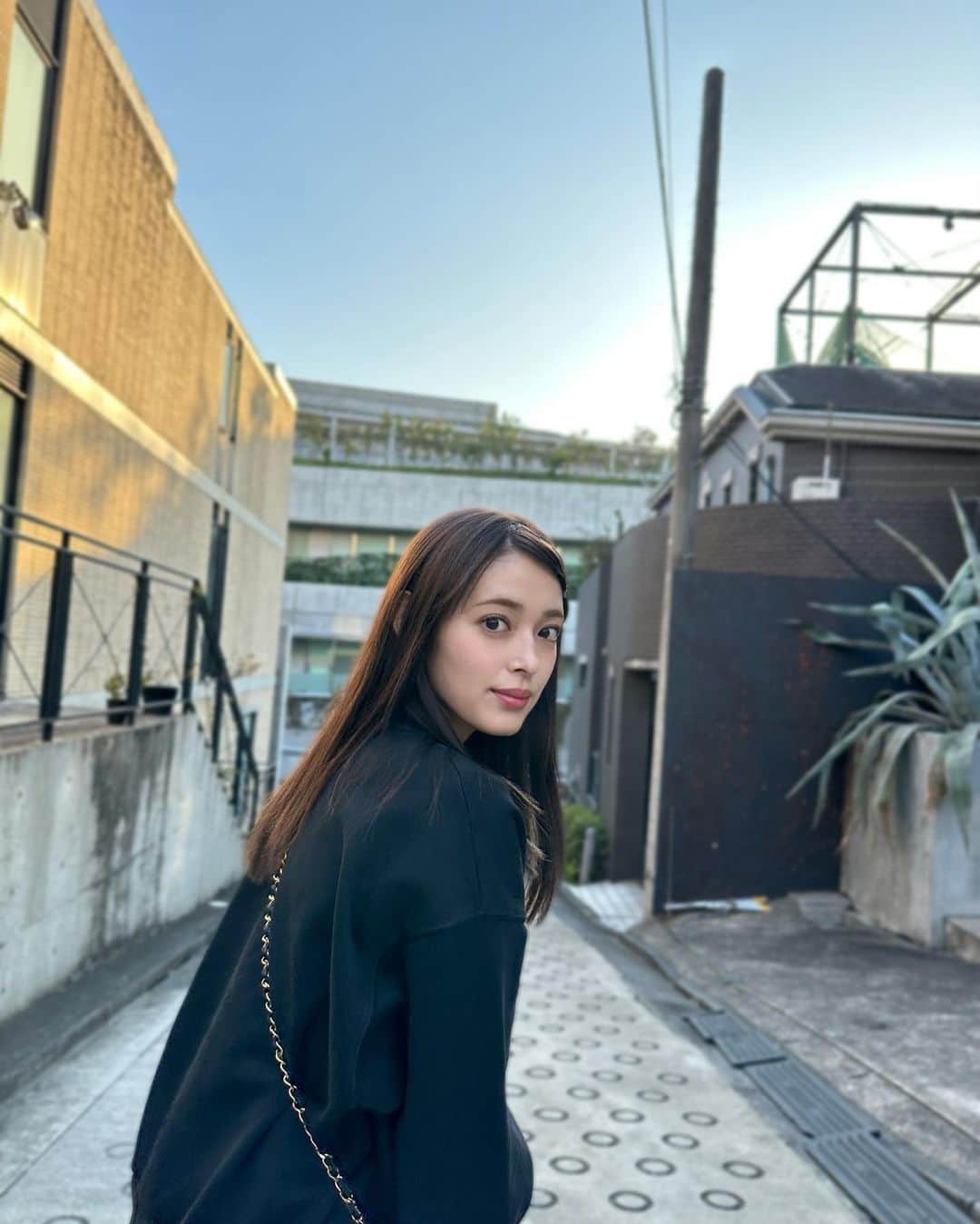 矢作穂香のインスタグラム：「今日はこちらは風が強い〜💨 だんだん暖かくなってきたから、最近はお散歩が趣味な私です。 こちらからは以上です🙌🏻」