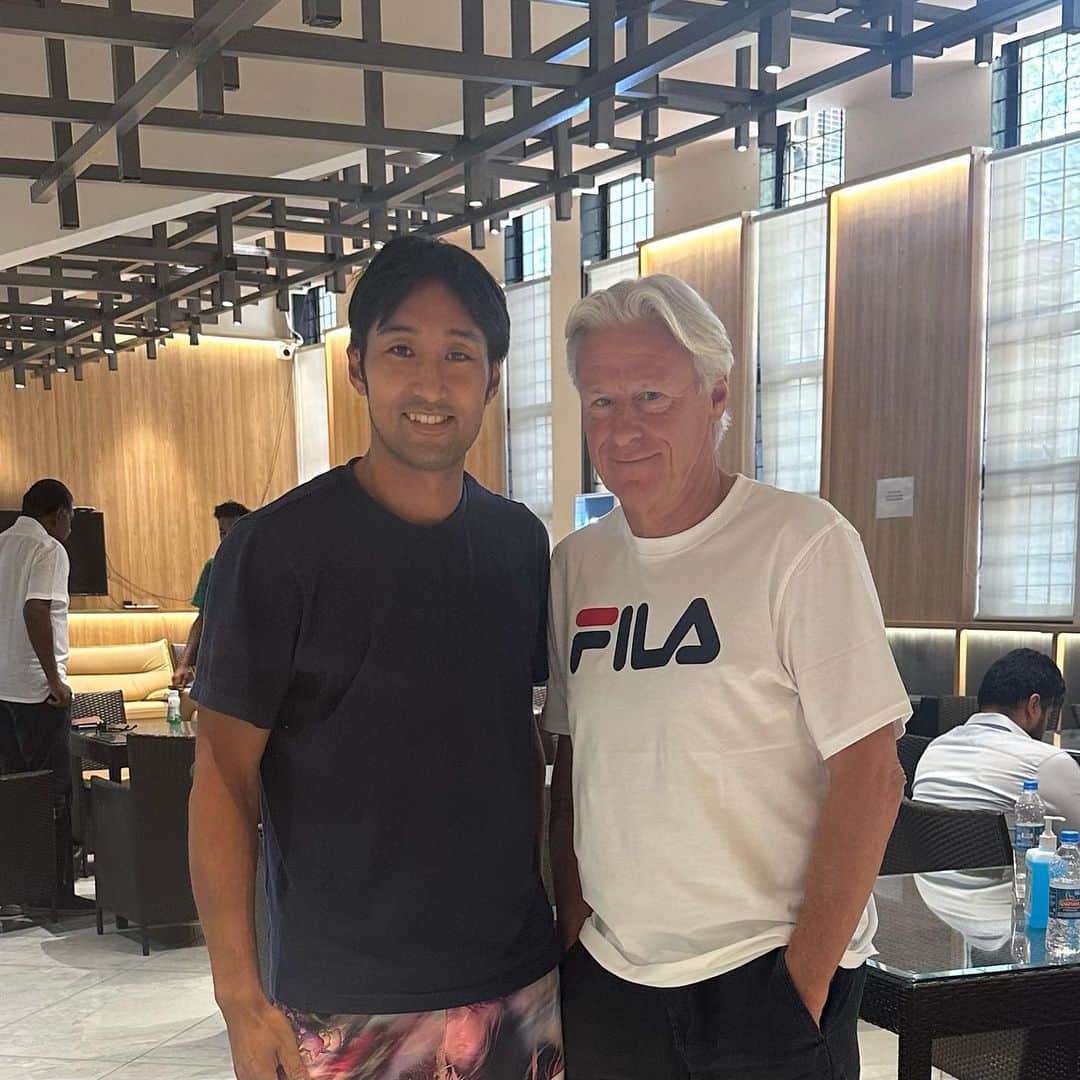 のインスタグラム：「Legend of tennis. Thank you @familjenborg   ボルグさんありがとうございます！  #legend  #legendoftennis  #bjornborg  #ビヨンボルグ  #レジェンド  #テニス  #内山靖崇」