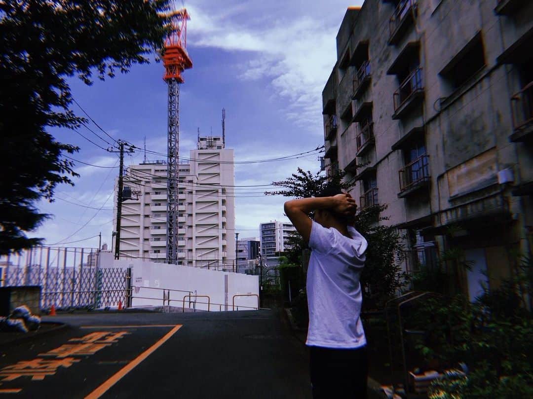 田谷野亮のインスタグラム：「今日は来年からの劇場さんと契約日。 自分の想像を超える大型契約でした。  コロナに負けずに突っ走ってきて良かった。 人生でまたひとつ夢ができました。  これからもお客様と仲間たちと夢が見れるホンモノを創っていきたい。  fight on⚔」