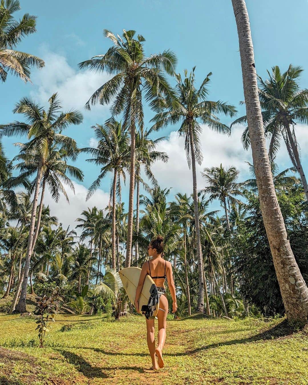 羽石杏奈さんのインスタグラム写真 - (羽石杏奈Instagram)「On the way to get some waves 🌊 #siargao #secretspot Siargao island in Philippines is popular with surfers but also known as a beautiful palm tree paradise🌴✨  帰国していろんな仕事が一瞬落ち着いたから、 一旦最後のフィリピン旅投稿🇵🇭🌼 約半年ぶりの海外一人旅、 世界大会とかが行われていて サーフィンで有名な島、シャルガオ島へ✴︎ 島の至る所にスポットがあって 初心者から上級者まで一年中サーフィンを楽しめる島！ ここ、バイク停めてからサーフスポットまでの道なんだけど 絶景すぎない、、？🥺💓  海外へひとりで行くたび、 世界中のいろんな人の生き方に触れて 自分のライフどう送っていこうかなって考える良いきっかけになる🌛 人生の選択肢、可能性は無限大だよ♾🔥」2月21日 17時54分 - hawaiianna913
