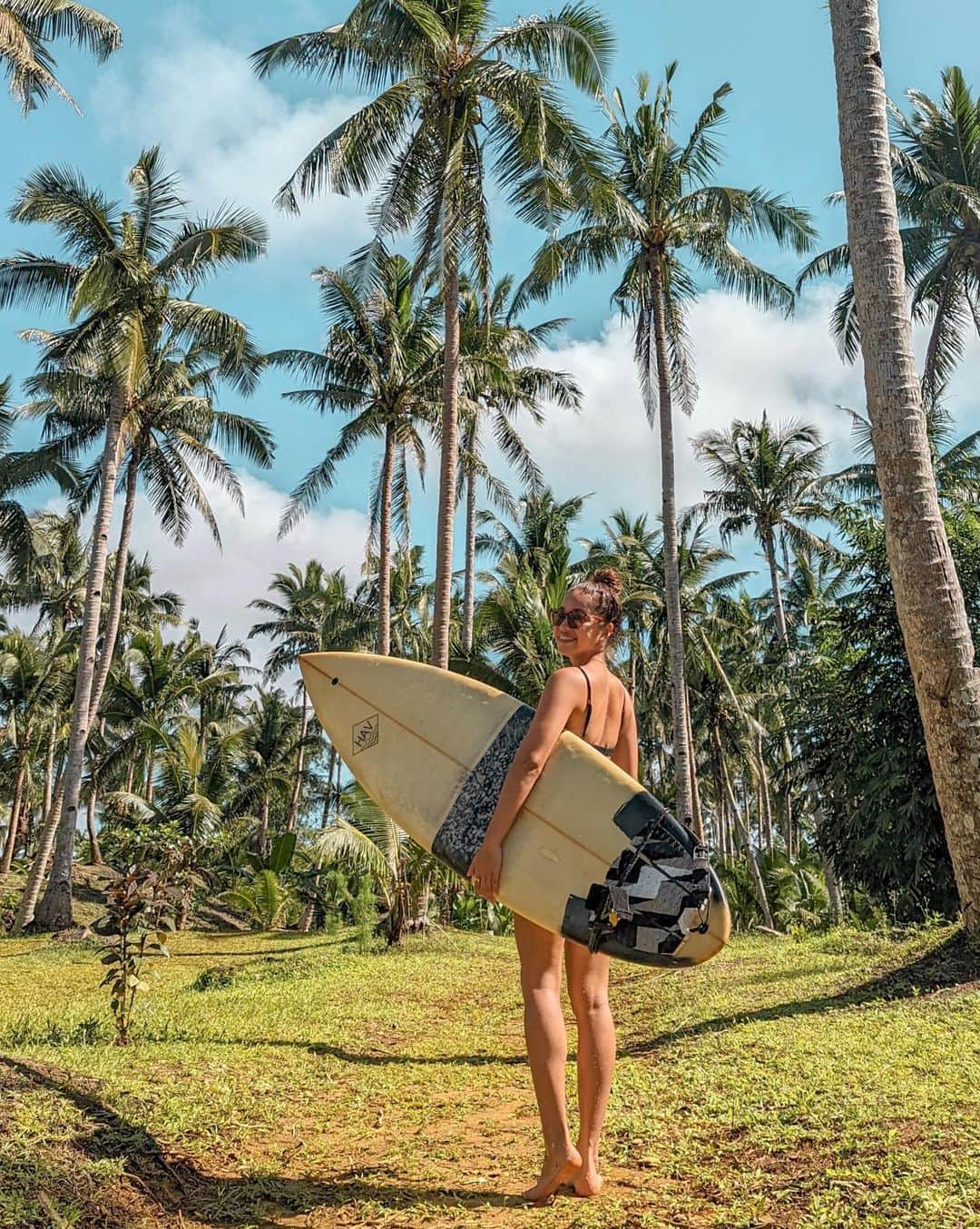 羽石杏奈さんのインスタグラム写真 - (羽石杏奈Instagram)「On the way to get some waves 🌊 #siargao #secretspot Siargao island in Philippines is popular with surfers but also known as a beautiful palm tree paradise🌴✨  帰国していろんな仕事が一瞬落ち着いたから、 一旦最後のフィリピン旅投稿🇵🇭🌼 約半年ぶりの海外一人旅、 世界大会とかが行われていて サーフィンで有名な島、シャルガオ島へ✴︎ 島の至る所にスポットがあって 初心者から上級者まで一年中サーフィンを楽しめる島！ ここ、バイク停めてからサーフスポットまでの道なんだけど 絶景すぎない、、？🥺💓  海外へひとりで行くたび、 世界中のいろんな人の生き方に触れて 自分のライフどう送っていこうかなって考える良いきっかけになる🌛 人生の選択肢、可能性は無限大だよ♾🔥」2月21日 17時54分 - hawaiianna913