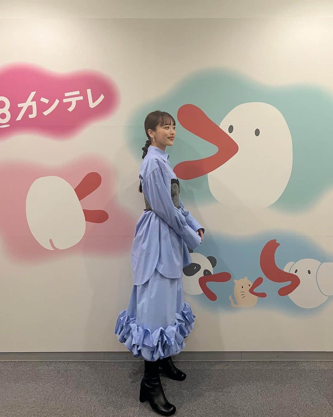 近藤千尋のインスタグラム：「今日はカンテレさんへ📺💕 いつもお世話になりまくりな スロイジDAY😘😘😘 ロケからの生放送参加させていただいて とっても楽しい1日でした✨ 大学生の頃EXILEサークルだったことを 松本さんにも伝えれて…笑 あの頃の自分に教えてあげたい。笑☺️ 今日もほっこりアキナさん達と💕  #近藤千尋衣装  ロケ↓  ビスチェ @maisonspecial_women  シャツ、スカート @doublestandard_official  アクセサリー @unoaerre_japan  --------------------------------  スタジオ↓  ブラトップ @murralofficial  シアートップス @rumche_official  セットアップ @hakuji_official  アクセサリー @graey_official @unoaerre_japan  サンダル @randa_pic  今日選んだ衣装二着ともビスチェだ❤️ 流行ってるのね〜😚🤍🤍🤍」
