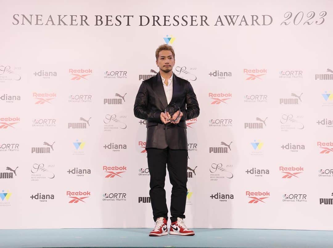 のインスタグラム：「SNEAKER BEST DRESSER AWARD 2023 (スニーカベストドレッサー賞) アーティスト部門受賞 素敵な賞をありがとうございます✨10代からずっと好きなもので賞がもらえるのは嬉しいです😌  #SWAY #SNEAKERBESTDRESSERAWARD2023 #Sneaker #スニーカー」