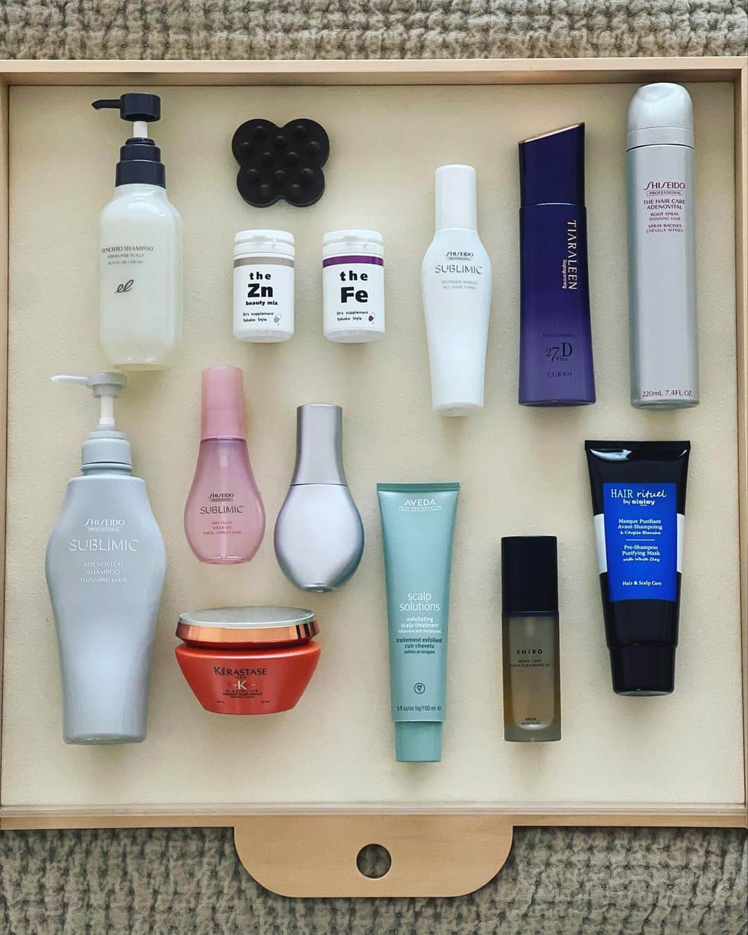 神崎恵のインスタグラム：「・ 久しぶりの投稿です。 ヘアケアアイテムを並べてみました。 ヘアケアアイテムは個人的に、お肌以上に相性があるものだと感じています。 髪質や毛量、長さ。使い方、組み合わせ次第で、仕上がりが変わります。 自分の髪と頭皮で試し、これ！というものを選ぶのが1番。 シャンプーはいくつかのスタメンを揃えていますが、 中でもこのふたつはかなり愛用している２本。 サブリミック　アデノバイタルは、年々増えていく複合的な髪と頭皮の悩みにアプローチ。 頭皮、根元、毛髪の3方向からケアし、 ハリ・コシ、ボリューム感のあるなめらかな髪を育ててくれます。タワリピコスメのひとつ。 エレクトロンのシャンプーは、毛穴の汚れもしっかり落とせるので洗い上がりの頭が軽く、根元もふんわり仕上がります。 シスレー、シロ、アヴェダは頭皮のクレンジング。 シロのオイルは保湿力と洗浄力のバランスがよく、 シスレーは、蓄積した皮脂や頭皮に付着したちりやほこりまでしっかりオフできるパック。 アヴェダは心地いい香りに包まれながら毛穴汚れをしっかりオフできます。 頭皮や毛穴、落としきれていない汚れや皮脂が溜まっていることがあるんです。 頭皮環境は、今の髪はもちろん、5年後、10年後、これから先の髪のためにもとても重要です。 ケラスターゼ　オレオリラックス。くせ毛の救世主。本当に、このマスクがないとわたしの艶髪は完成しません。 TIARALEEN  Bioprogramming ヘアタイムセス 27D Plus キューラ、根元から毛先までハリコシ、なめらかな艶髪になれるエッセンス。これなしではいられない１本です。 サブリミックのオイルとワンダーシールドも、 数十本とリピートしています。 頭皮と髪のUVケアにはスプレーを。 根元につけることで、ふんわりと立ち上がるから、髪のフォルムも顔の形もキレイに見えます。 シャンプーブラシを使ってのシャンプーは頭全体をマッサージするように。 特に耳周り、側頭部、襟足部分をしっかりほぐして洗い流すことで巡りもよくなり、頭も顔もすっきりします。 厳選し、リピートしているヘアコスメ。 実はもう少しあるんです。 またご紹介させてください。  AVEDA  スカルプ ソリューション エクスフォリエイティング スカルプ トリートメント  ELECTRON  シンクロシャンプーファム FOR SCALP  KERASTASE  DP マスク オレオ リラックス  SHISEIDO  サブリミック ワンダーシールド  SHISEIDO  サブリミック アデノバイタルシャンプー  SHISEIDO  サブリミック アデノバイタル スカルプ パワーショット  SHISEIDO  サブリミック エアリーフローシアーオイル  資生堂プロフェッショナル  ザ・ヘアケア アデノバイタル ルートスプレー  sisley  ヘア リチュアル プレシャンプー ピュリファイングマスク  SHIRO  ニーム頭皮クレンジングオイル  TAKAKOスタイル  the Zn beauty mix  TAKAKOスタイル  the Fe  TIARALEEN  Bioprogramming ヘアタイムセス 27D Plus キューラ  uka  scalp brush kenzan  サロンでリピートしているトリートメントはSHISEIDOサブリミックの酸熱トリートメント。 頭皮はハホニコのmaibuを使ったクリームバスです。  #神恵ヘアコスメ #頭皮ケア #ヘアケア」