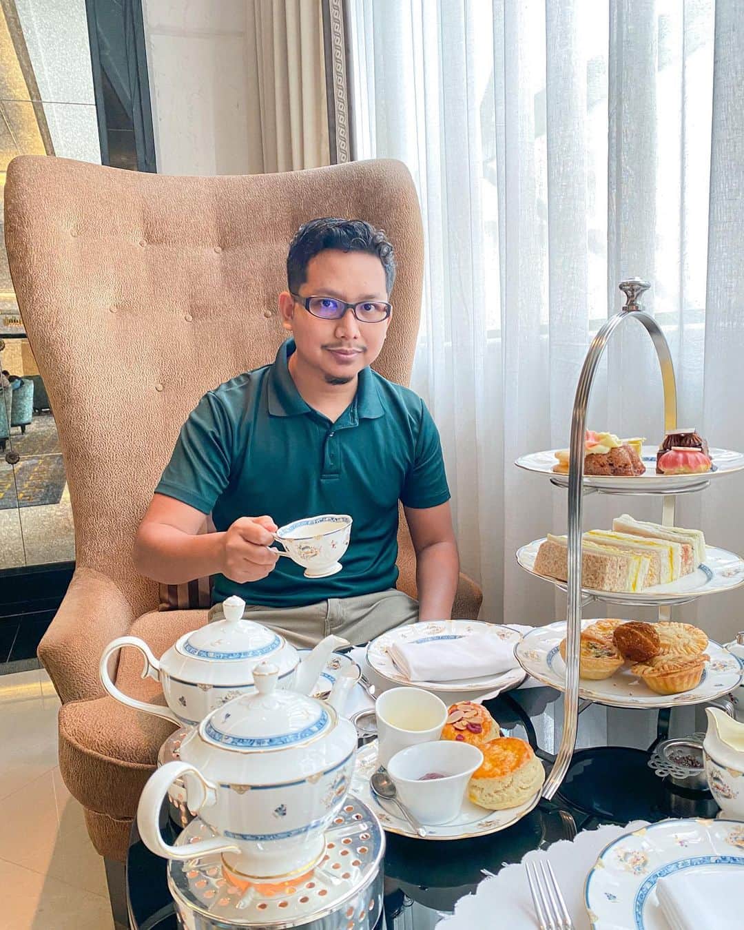 sunaさんのインスタグラム写真 - (sunaInstagram)「Ritz-Carlton's afternoon tea was fashionable and very delicious!  You can order a different kind of tea for each person, and the sweets and sandwiches are also very sedap!!  The atmosphere of the hotel was also good, and it was a place I wanted to come to when I wanted to have tea slowly ✨✨  #Malaysia #Ramadan #Muslim #Muslimrevert #islam  #malaysian  #indonesia」2月21日 18時07分 - sofia_muslimjapan