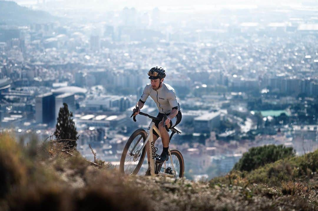 ボージャン・クルキッチさんのインスタグラム写真 - (ボージャン・クルキッチInstagram)「Me alegra compartir con todos vosotros una de mis pasiones, el ciclismo gravel.  Junto al equipo de GUAVA @guavabikes y NSN @weare_nsn nos hemos embarcado en crear la mejor marca de bicicletas gravel del mundo made in Barcelona. ¿Qué título le pondrías a estas fotos?💪💪🚴🚴  I'm happy to share with all of you one of my passions, gravel cycling.  Together with the team of GUAVA @guavabikes and NSN @weare_nsn we have teamed up to create the best gravel bike brand in the world, made in Barcelona. What caption would you give to these photos?💪💪🚴🚴🚴  @andresiniesta8 @capitten @mikakus @fcbarcelona #gravelride #gravelbikes #gravelcycling #gravelespaña #gravelgrinder #gravelroad #gironaparadaise #gravelgirona #gravel #gravelbike #gravelcatalunya #cycling #womenlovebikes  #ciclocat #womeninBike #gironacycling #ciclismo #costadebarcelonacycling #barcelona #gravelbikespain #gravelbarcelona #collserola #madeinbarcelona #guavaspot #guavabikes #barça」2月22日 5時02分 - bokrkic