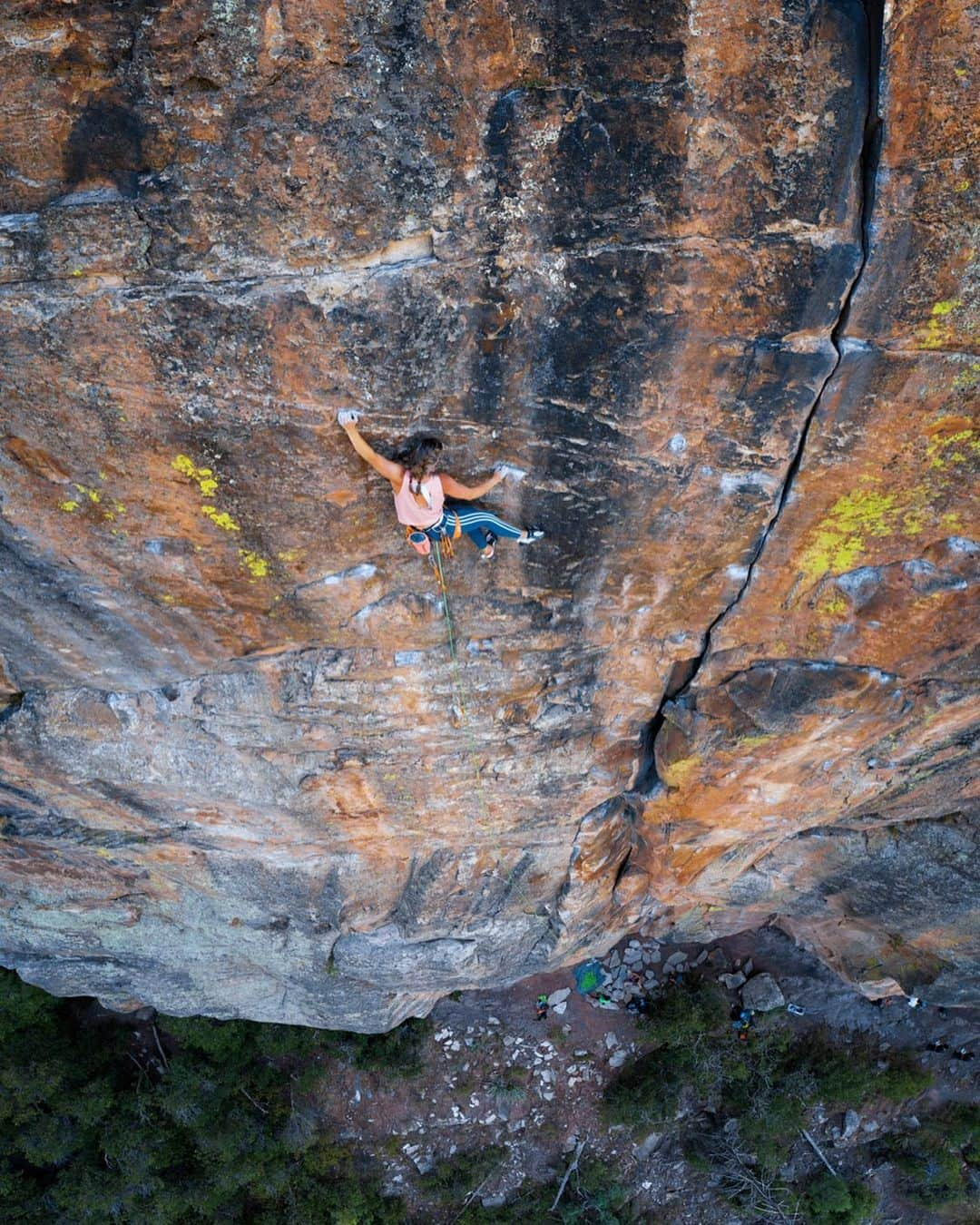 チェルシー・ルーズのインスタグラム：「I’m grateful for this sport; for everything it has gifted me, and everything it continues to teach me.   I’m fast approaching 25 years of climbing… 😅  @ladzinski photo」