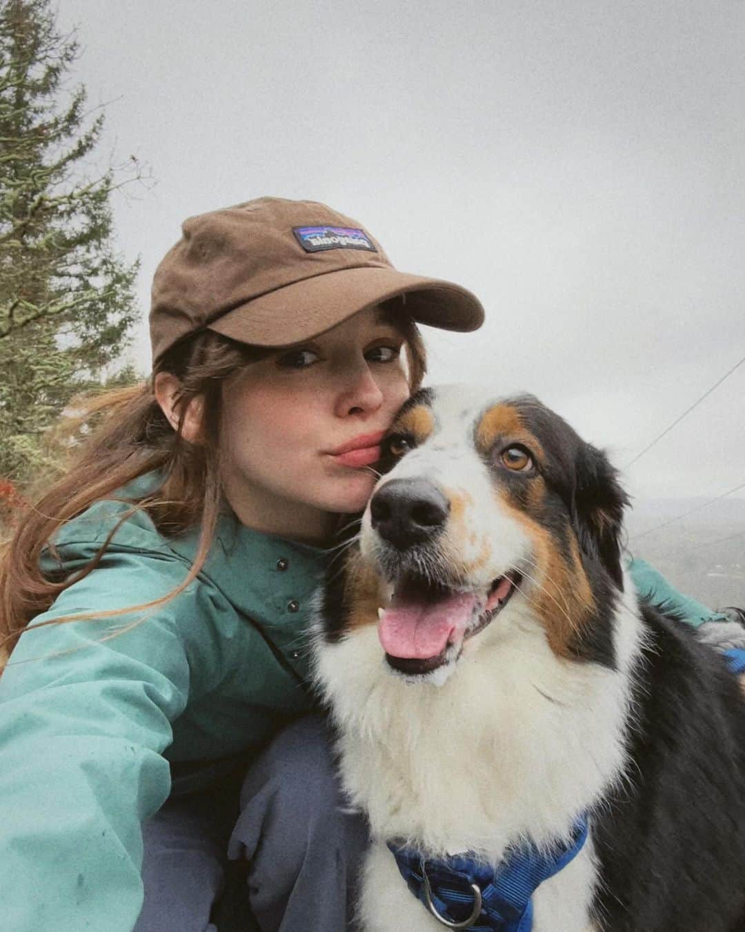 Acacia Brinleyのインスタグラム：「Just two girlies on a lil hike in the rain!!! 👩🏻🐶🤎」