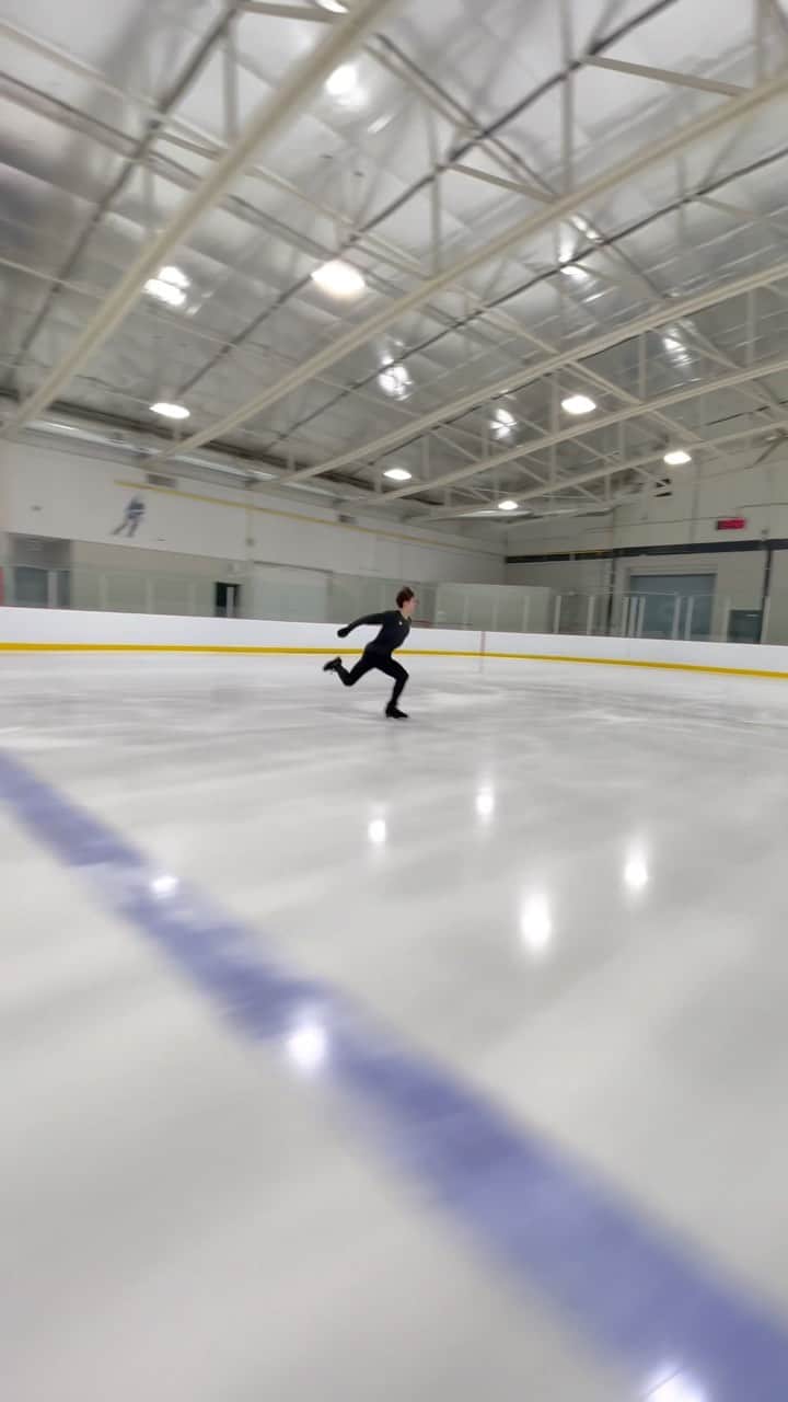 ローマン・サドフスキーのインスタグラム：「Felt inspired. Guess by who??? 👀🤭😜  - - @lilika.zheng 🎥 #skatecanada #skateontario #figureskating #tripleaxel #axel #iceskating」