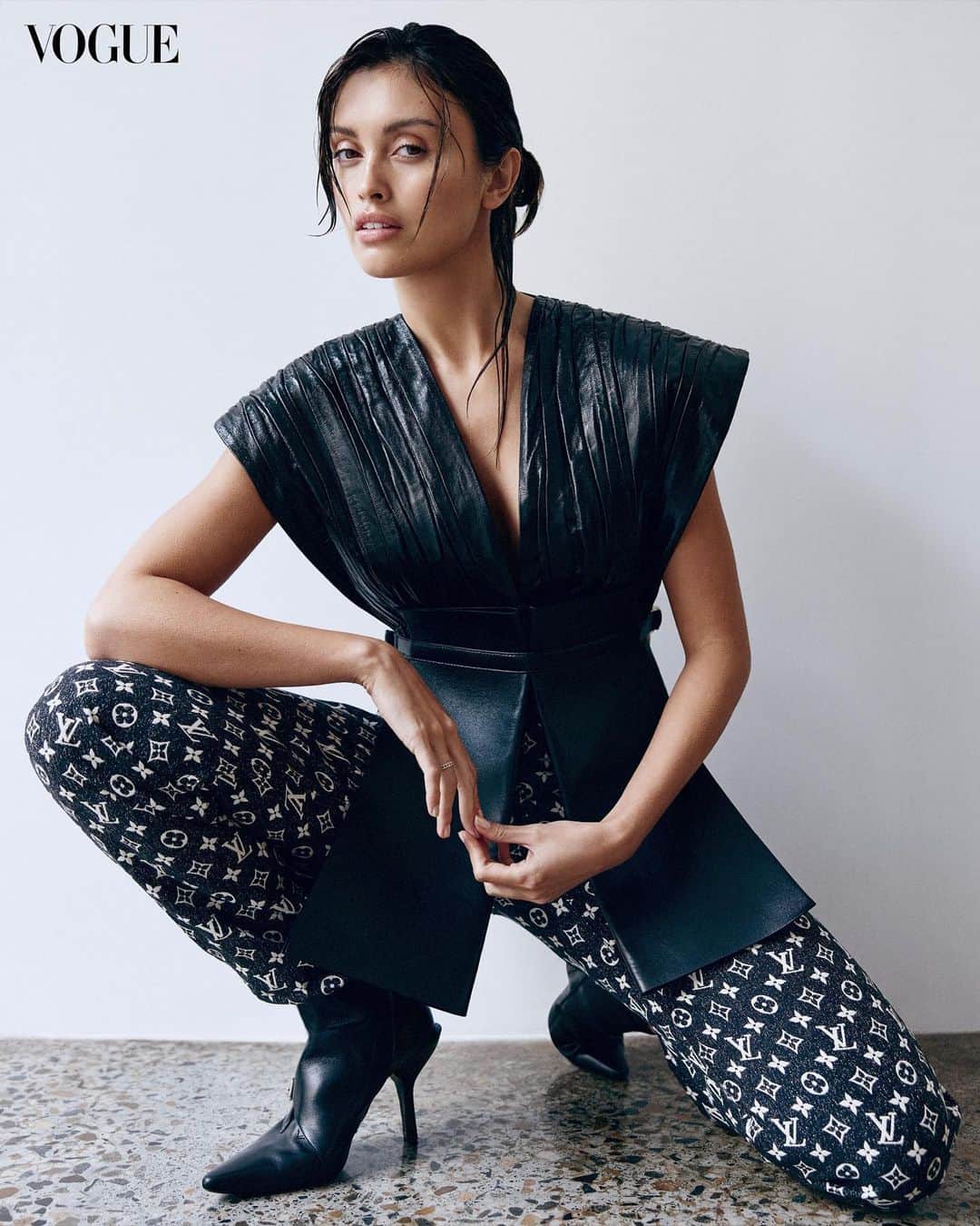 サラ・エレンのインスタグラム：「It is the biggest honour to be profiled in the latest @voguephilippines issue under Australian-Filipino artists and to share my thoughts on Asian representation in media.   Let's break stereotypes and dismantle the misconception that all Asians in the media are the same. We need authentic representation that shows our unique experiences and multi-ethnic backgrounds. It's time to tell more stories that go beyond the generic Asian stereotype and showcase the depth and nuance of our culture!」
