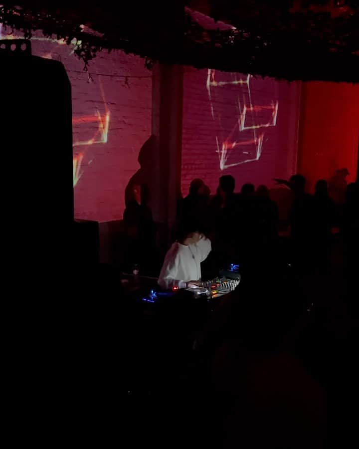 KanaKatanaのインスタグラム：「Last Saturday was a really good night of music till the end with amazing artists, I had so much fun! @dialogue_la thanks for having me back! also thanks for the cute bday cupcake singing to everyone who was there 💜🧁 love you guys 😘」