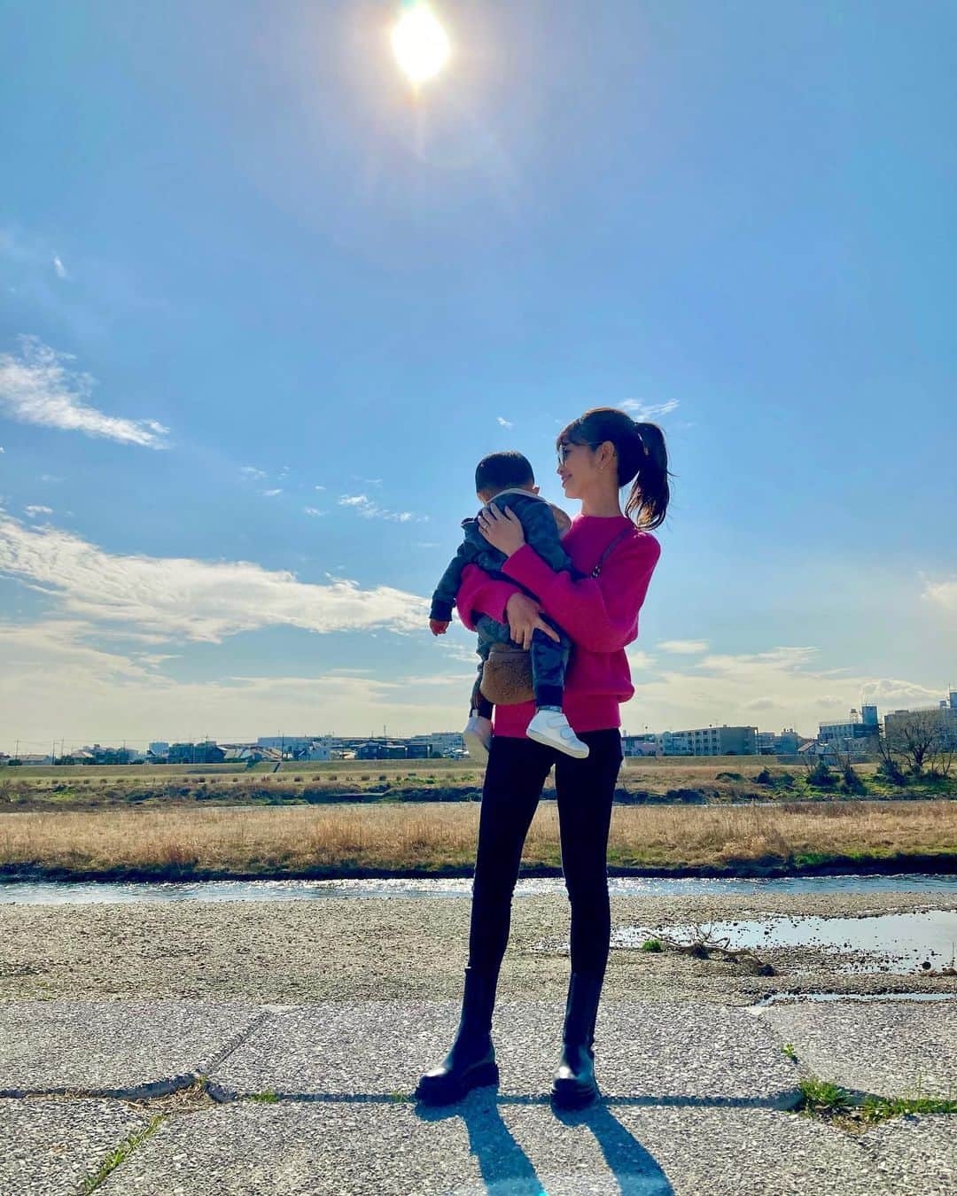 大寺かおりさんのインスタグラム写真 - (大寺かおりInstagram)「子連れに優しい街👶二子玉川。 ちょっとした段差にもスロープがあって ベビーカーでどこまででも行ける👏 . 二子玉川公園は広くて芝生もあって 見晴らし良くて川まで降りられて 最高に気持ち良かったです☺️ . #二子玉川 #子連れお出かけ #赤ちゃんのいる生活 #男の子ママ #1y1m #抱っこで腰痛」2月21日 20時05分 - kaori_ootera