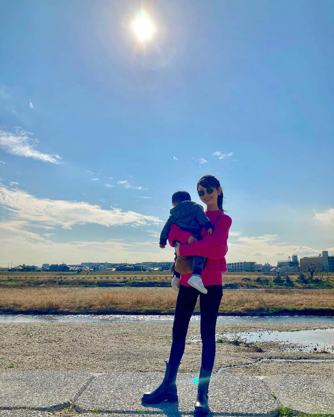 大寺かおりさんのインスタグラム写真 - (大寺かおりInstagram)「子連れに優しい街👶二子玉川。 ちょっとした段差にもスロープがあって ベビーカーでどこまででも行ける👏 . 二子玉川公園は広くて芝生もあって 見晴らし良くて川まで降りられて 最高に気持ち良かったです☺️ . #二子玉川 #子連れお出かけ #赤ちゃんのいる生活 #男の子ママ #1y1m #抱っこで腰痛」2月21日 20時05分 - kaori_ootera