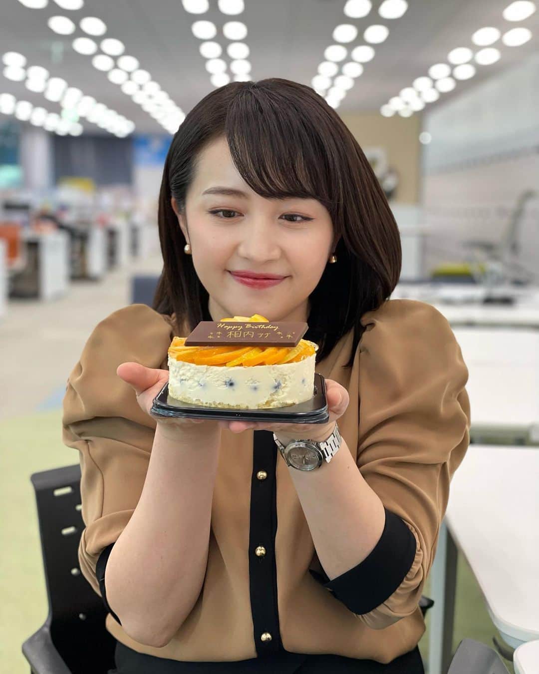 のインスタグラム：「今日はひと足早く・・・ 後輩の片渕アナがサプライズで誕生日のお祝いをしてくれました🥲🎂✨✨ 手紙には、リスの絵が・・・可愛い🐿 ケーキも美味しかったです🍊  モーサテの深夜起きの生活も周りに支えてもらいながら頑張ることができています。 片渕アナの存在は偉大です🥺❤️  #モーサテ #モーニングサテライト #片渕茜」