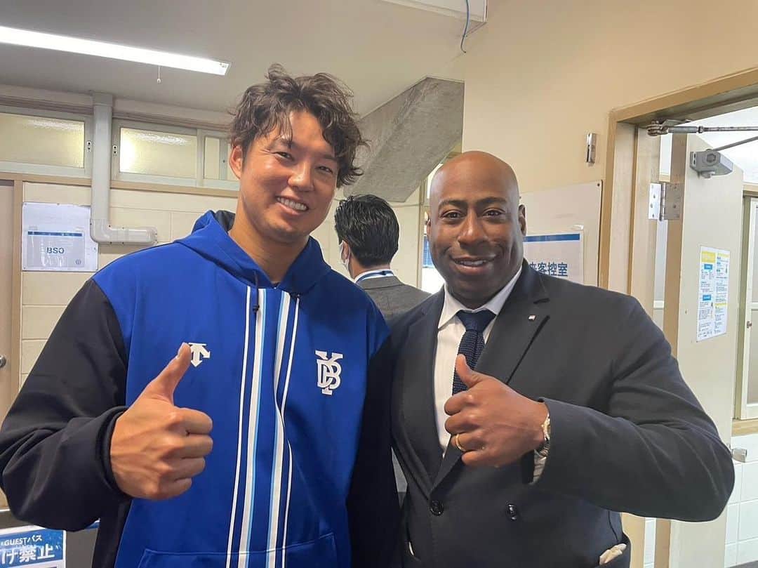森原康平のインスタグラム：「今日は元同僚の皆んなと会えた日  ウィーラー先輩はスーツがかっこよかった✨  担当スカウトの愛敬さんとも📸  明日も頑張りましょう‼︎」