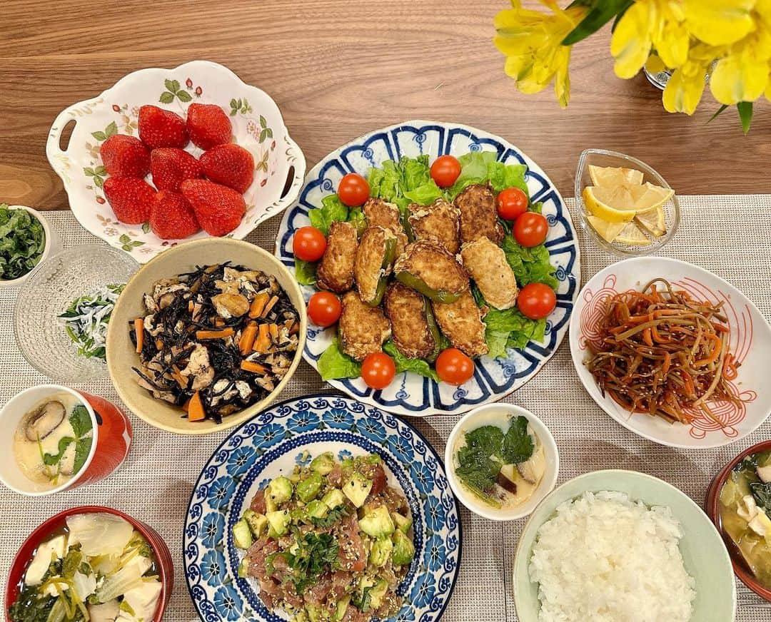 岡副麻希のインスタグラム：「. はじめて茶碗蒸しを作ってみました🥚🍀 ⁡ 作る順番を間違えてしまったようで 食べるころには冷え切ってしまいましたが笑 とてもおいしくできました💮🥹  ⁡ ⁡ #和食 #献立 #おうちごはん」
