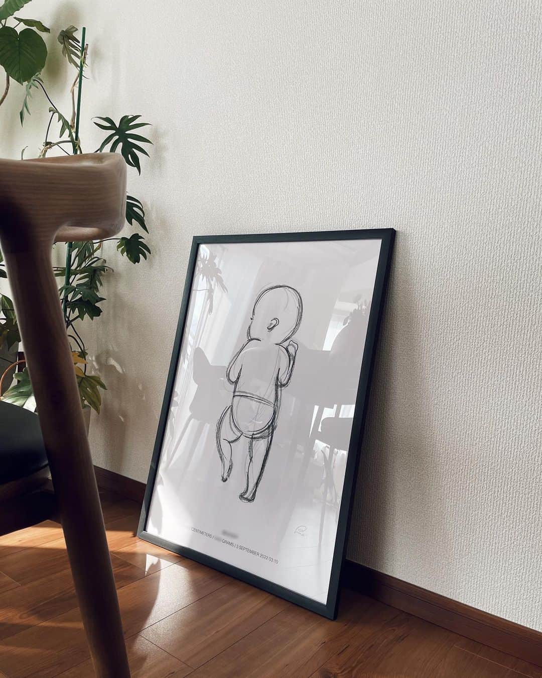 かんだまのインスタグラム：「@rememberme_poster さんからほっこりアートポスターを頂いた🌼  生まれたときの等身大のイラストと、名前・誕生日・身長・体重が記載されたやつ。見るたびに出産のときを思い出して、心がぽっかぽか☺︎  産後、頭の中が子どものことばかりになって「私も変わったなー」なんて思ってたけど、こんな感じで部屋もどんどん子ども基準になっていくんだろうな👶その変化も楽しみたいと思う☺︎  @rememberme_poster さんありがとうございました！  #リメンバーミーポスター #赤ちゃんのいる生活 #令和4年ベビー #等身大ポスター #インテリア #pr」
