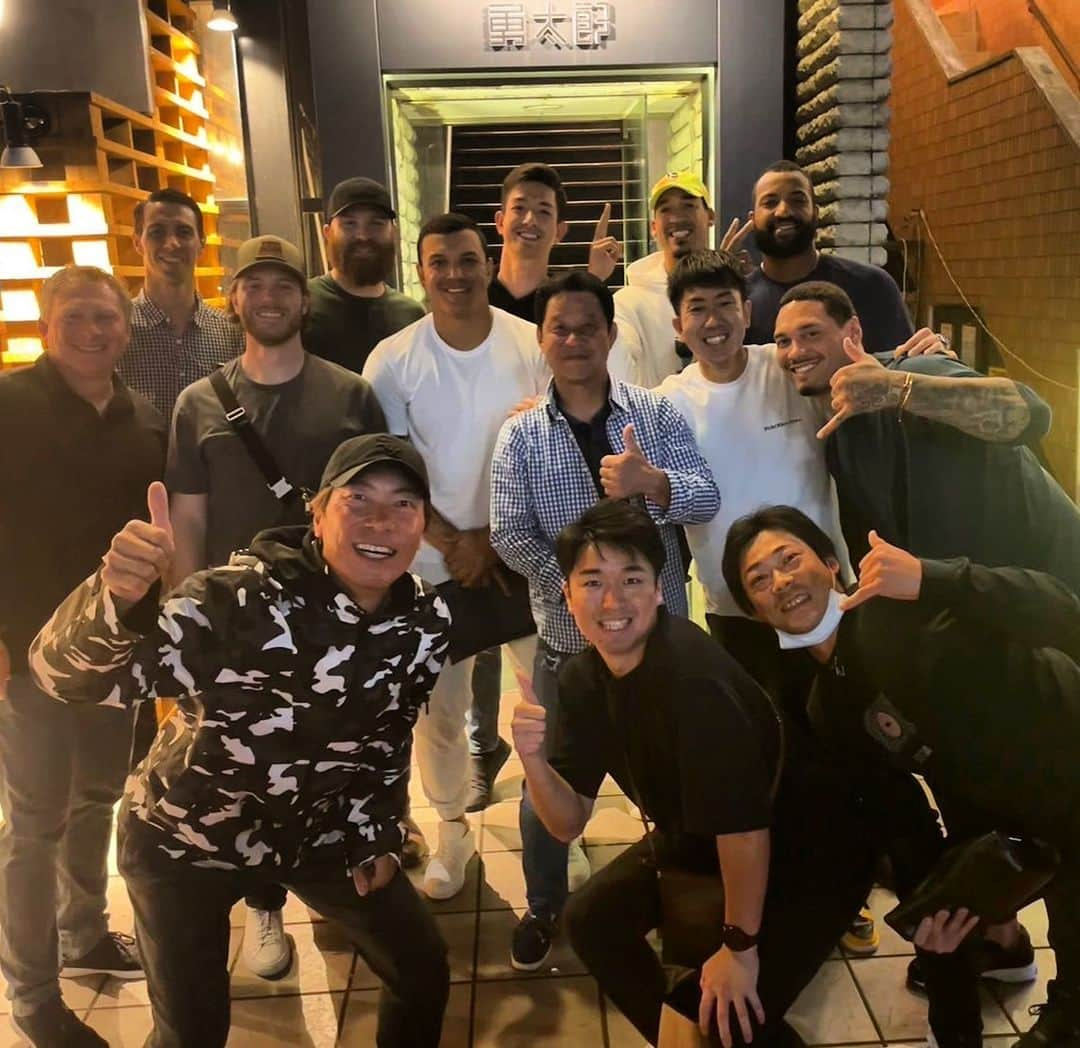 トニー・バーネットのインスタグラム：「It is @aguiel5 and my last night in Okinawa. To the guys about to embark on this season…GANBATTE!   #yakultostyle #yakultosmile #eieioh  #yakultswallows #npb #urasoe #okinawa」