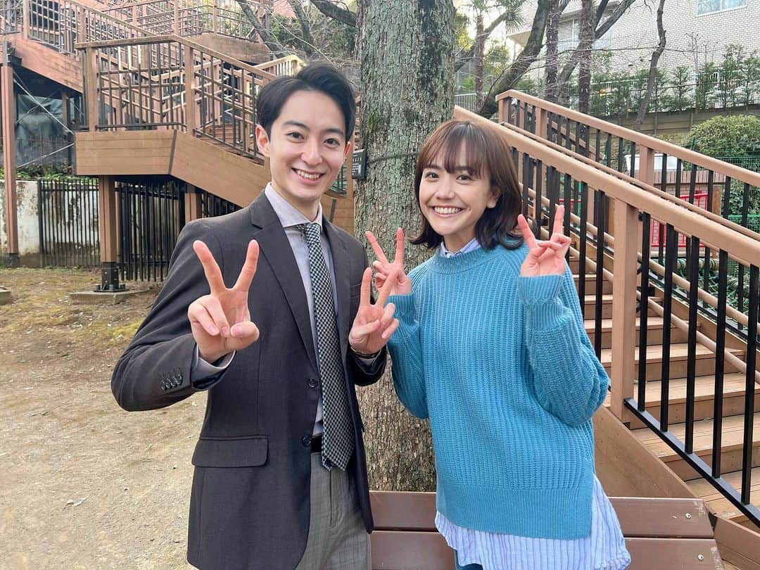 dTVのインスタグラム：「. ／ #ブルーバースデー 花鈴役の松井愛莉さんと悠斗役の濱正悟さんのオフショット✨ ＼  今夜放送の第3️⃣話▼ 現在に戻った花鈴（松井愛莉）は、膝を見ると傷跡がある。つまり、あれは夢ではなかったということか？過去に戻れる……？まゆき（小島梨里杏）から「高校の時に怪我をしたでしょ！」と告げられる。そして、それまでなかった記憶が蘇る花鈴。過去に戻ったのは夢ではなかったと確信、また過去を変えれば現在が変わることを知り、もし再び過去に戻れるなら、准（鶴房汐恩）を救えるのではないかと。なら「絶対に、私が准を救う」という強い気持ちをもって花鈴は再び過去に戻るのであったー  【毎週火曜日深夜0時55分❣️】 📍カンテレで放送／dTVで独占配信  #ブルーバースデー #松井愛莉 #濱正悟 #ドラマ #俳優  #恋愛 #韓国ドラマ」