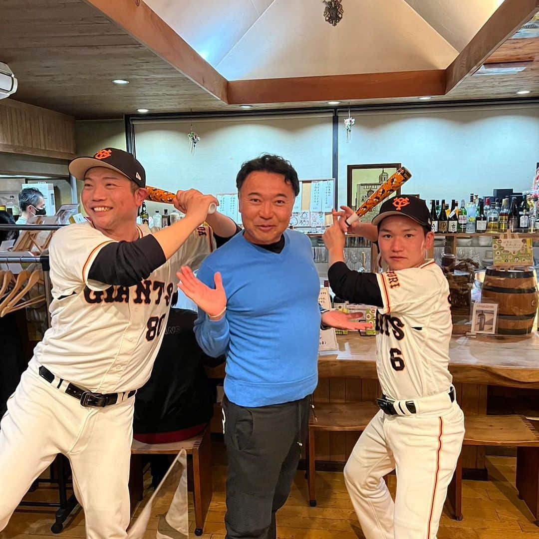 あれ慎之助のインスタグラム：「宮崎キャンプ中にはこんな出会いも😂 プロゴルファーの片山晋呉さんとお食事ご一緒させて頂きました！！ 実は僕は片山晋呉さんにも似てると言われた経験あり！笑 この写真は全然似てない笑 片山晋呉さんに俺のモノマネで細かすぎて出てね！とすでに公認も！？🤣 頑張らなければ！笑 ありがとうございました🙌 最高の時間でした❣️  バイバイ宮崎！また来年！ #片山晋呉 #プロゴルファー #宮崎キャンプ #最高でーす！」