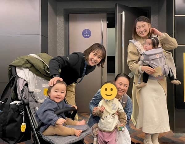 のインスタグラム：「. TOHOシネマズにて新たにスタートした「ベイビークラブシアター」を体験してきました👩‍👧  ナッセ編集部スタッフと一緒に体験してもらったのはローカルタレントの村上めぐみさん＆まつりちゃん、樫山結さん＆息子ちゃん🥰  子育てが忙しく、しばらく映画館に行ってないな～😮‍💨という方はきっとおおいはず❗️ベイビークラブシアターではそんな子育てを頑張っている皆さまのための上映会です✨  【ベイビークラブシアターの特徴】 ☑️赤ちゃんのために明るい場内 ☑️優しい空調 ☑️毎月1～2回木曜日に実施 ☑️上映作品はHPでお知らせ  熊本で実施しているのはサクラマチクマモトのTOHOシネマズのみになります🙌今回は話題の『鬼滅の刃』でした🗡️  ベビーカー置き場やチャイルドシートなども備えてあって、上映中に赤ちゃんがちょっと騒いだり泣いちゃったりしても、周りのママ・パパ👨‍👩‍👦も優しく笑いかけてくれたりとっても過ごしやすい空間でした☺️  3月にも上映があるので、ぜひサクラマチクマモトのHPからTOHOシネマズのページをご覧ください💁‍♀️  #映画 #東宝シネマズ #サクラマチクマモト #ベイビーシアター #鬼滅の刃」
