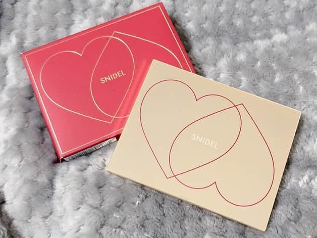 郷杏樹のインスタグラム：「. かわいい！色味もかわいいけど パッケージがかわいすぎる！！  【SNIDEL BEAUTY】 アイデザイナー EX05 2023  Valentine Collection🍫  #スナイデル #snidel #スナイデルビューティー #アイシャドウ #バレンタイン #コスメ #メイク」