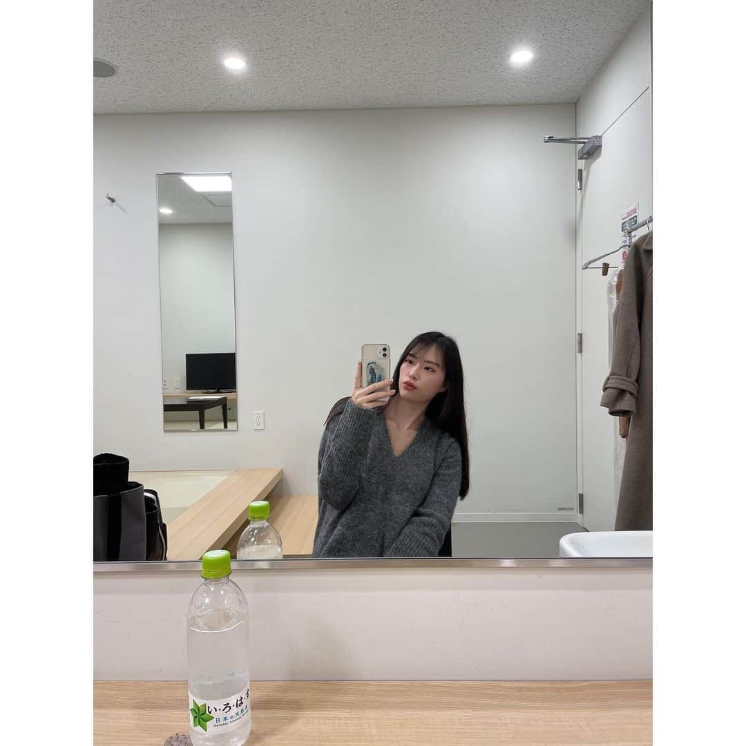川崎琴之のインスタグラム：「楽屋にて🫣 ・ ・ #自撮り #自撮り女子 #セルカ #セルフィー #モデル #ロングヘア #셀카 #셀스타그램 #모델 #일본모델 #일본여자 #selfie #japanesegirl #japanesemodel #model #longhair」