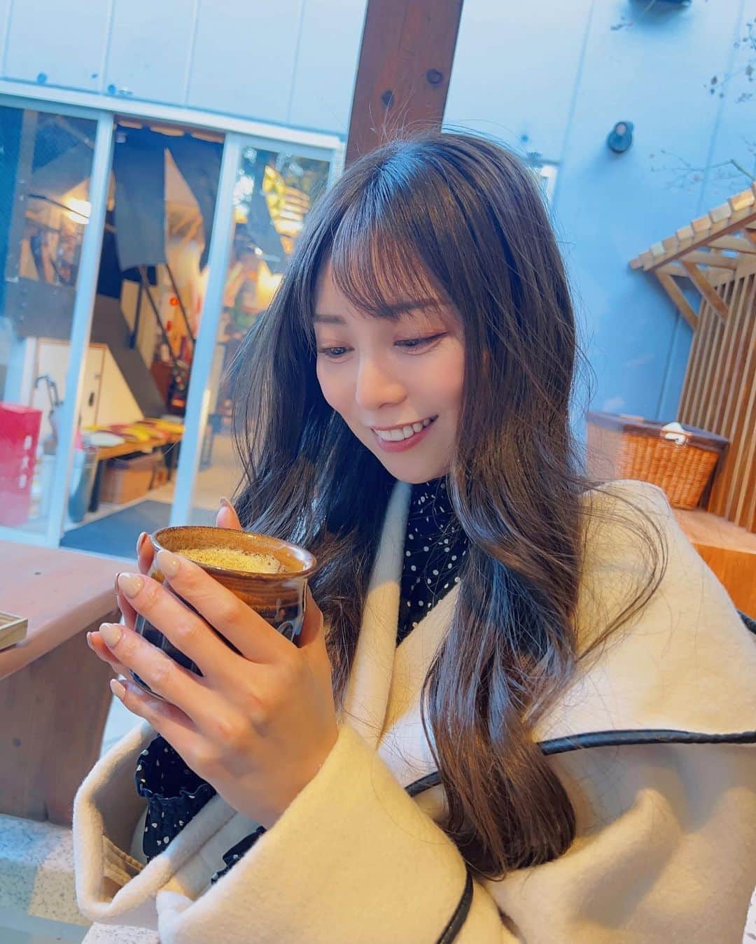 星川凛々花 （仁美まどか）さんのインスタグラム写真 - (星川凛々花 （仁美まどか）Instagram)「温泉いきたいね🧖‍♀️🍵💓  #足湯 #足湯カフェ #ほうじ茶ラテ」2月21日 20時29分 - momo_rin1225