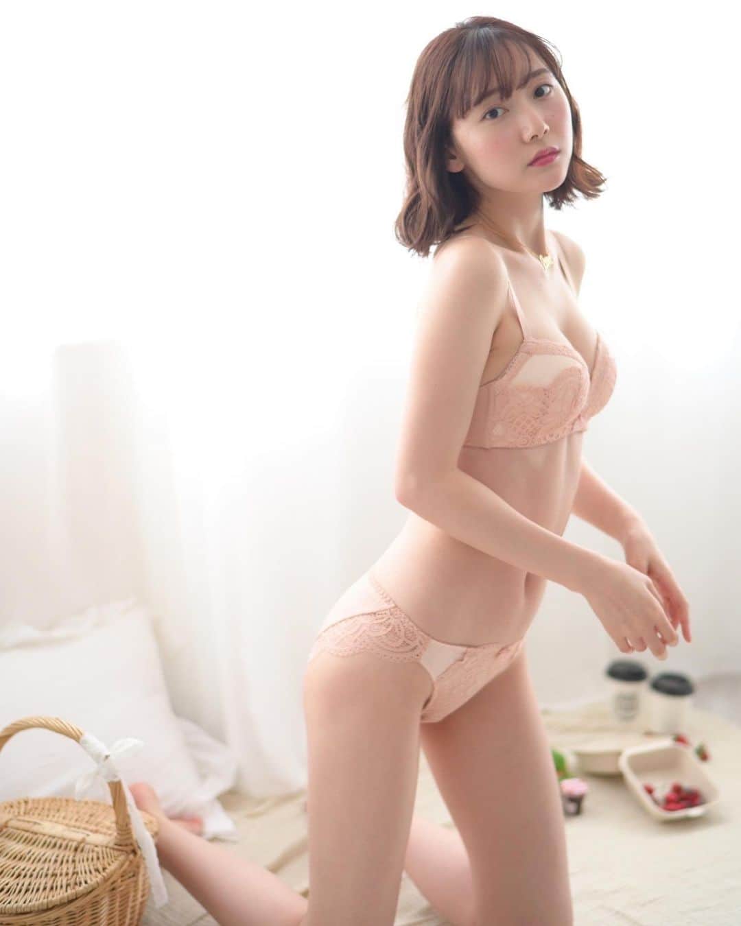 高井真菜さんのインスタグラム写真 - (高井真菜Instagram)「🍓🍓♡  1つ前の投稿、サイトにないと言うお声少し頂きました。 実は販売まだなんです！ 似た形だとこちらはもう販売してます、是非に♡☺️  #Loveran #lingerie」2月21日 20時25分 - mana_takai
