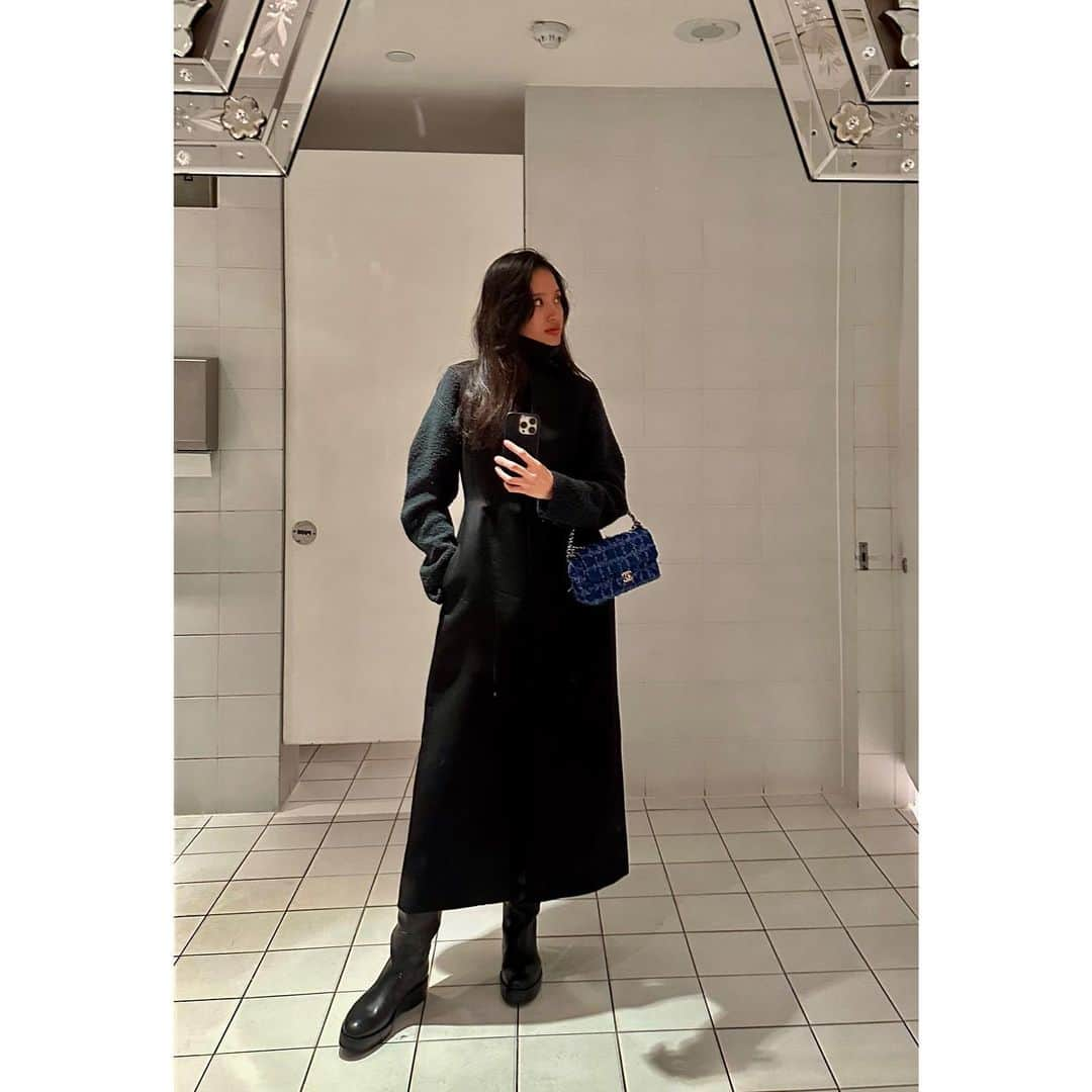 Ennaのインスタグラム：「Outfit for night out in London💋  子供3人分の荷物もあるし、とにかく少なくしたいから 着回しやすいアイテムを。  ヨルダン滞在の時は、rowのcady pantsとスニーカーを 合わせて ロンドンでは、ブーツインスタイル👢  東京で可愛いなと一目惚れしたJilsanderのトップス 結局買わなかったんだけど、やっぱり欲しくてget😘 そしてたくさん使う❤️  #therow #jilsander #chanel」