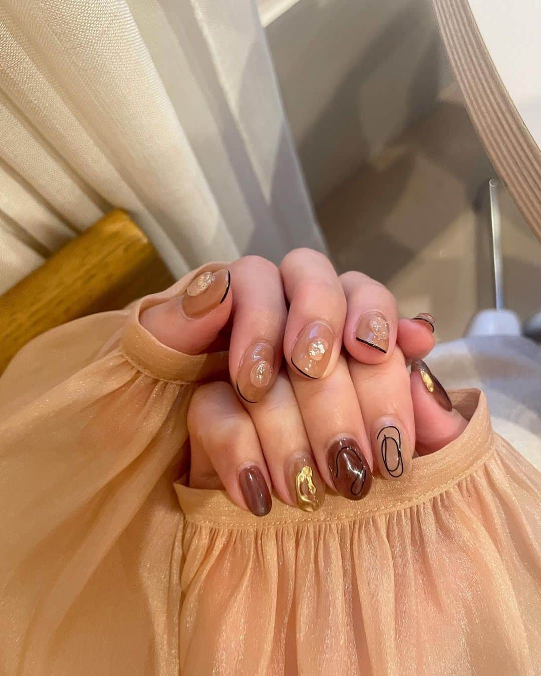 のインスタグラム：「ㅤㅤㅤㅤㅤㅤㅤㅤㅤㅤㅤㅤㅤ 今月の @akane.4.8 さんnail 🙌🏻  brown × beige × gold × black 1番好きな組み合わせ!  はぁ。かわいい はじめての左右非対称デザイン きゅんきゅんです🥂🤎  #nail#記録用#ジェルネイル#ネイル #明治神宮前ネイル#ネイルデザイン」