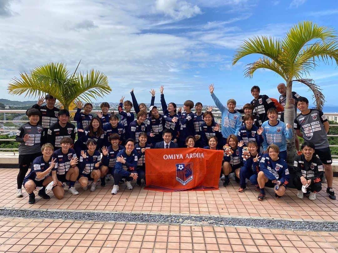 有吉佐織のインスタグラム：「🏝☀️🌺  沖縄キャンプ終了〜  素晴らしい環境の中で 充実したトレーニングができました  サポートしていただいたパートナーの皆様 お世話になった『EMウェルネス暮らしの発酵ライフスタイルリゾート』の皆様 現地に応援来てくださった皆様  本当にありがとうございました！！  3/5のシーズン再開に向けて 引き続き頑張ります！！  #大宮アルディージャventus  #ヴィーナスじゃないよ #ベントスだよ #沖縄キャンプ #ありよしーさー #87 #プラスイノゆきコンビ #部屋っこ『ふむ』 #じーにゃす #りょうこありがとう #メイさんもありがとう」