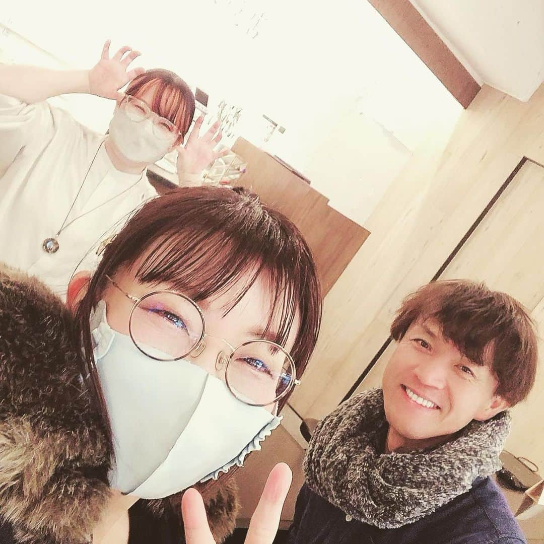 松井理子さんのインスタグラム写真 - (松井理子Instagram)「今日は旦那さんと一緒に #金子眼鏡自由が丘店 に行ってきたよー🍀  めっちゃ楽しそうに眼鏡選んでくれて嬉しかった🌸  と言っても 老眼鏡とサングラスですがw  次はダテ眼鏡も買うぞってはしゃいでました😁  ひばりちゃんのお見立ては最強💕  🍀告知ですー🍀  お時間ある方2/22(水・祝前日)マスカ来てくださいませ🍀  ふわっと「りこちゃん結婚おめでとう&旦那さんお披露目」します🌸  通常料金  顔の緩い私を見に来てくださいw  #にゃんにゃんにゃんの日 #猫コスとかはしないけどね #タイミング合う方遊びに来てね #まこちゃん出勤 #たかこ出勤 #旦那さん初公開 #新婚 #自由が丘 #東急東横線 #眼鏡フェチ  場所:マスカレードカフェ http://masquerade-cafe.main.jp/#TOP  時:19時～24時」2月21日 20時41分 - ume_ume_phot