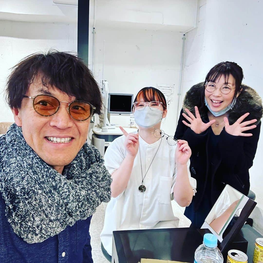 松井理子さんのインスタグラム写真 - (松井理子Instagram)「今日は旦那さんと一緒に #金子眼鏡自由が丘店 に行ってきたよー🍀  めっちゃ楽しそうに眼鏡選んでくれて嬉しかった🌸  と言っても 老眼鏡とサングラスですがw  次はダテ眼鏡も買うぞってはしゃいでました😁  ひばりちゃんのお見立ては最強💕  🍀告知ですー🍀  お時間ある方2/22(水・祝前日)マスカ来てくださいませ🍀  ふわっと「りこちゃん結婚おめでとう&旦那さんお披露目」します🌸  通常料金  顔の緩い私を見に来てくださいw  #にゃんにゃんにゃんの日 #猫コスとかはしないけどね #タイミング合う方遊びに来てね #まこちゃん出勤 #たかこ出勤 #旦那さん初公開 #新婚 #自由が丘 #東急東横線 #眼鏡フェチ  場所:マスカレードカフェ http://masquerade-cafe.main.jp/#TOP  時:19時～24時」2月21日 20時41分 - ume_ume_phot