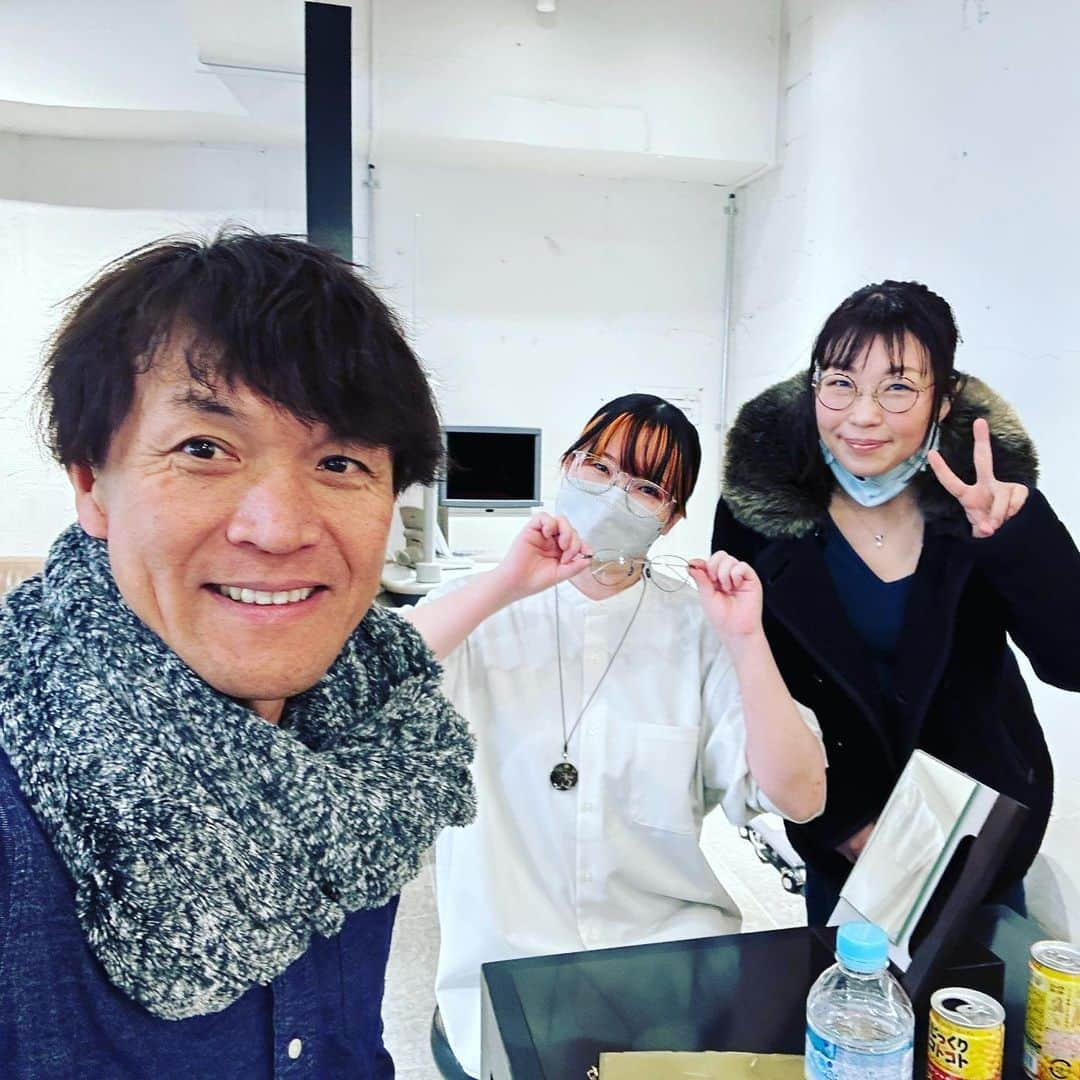 松井理子さんのインスタグラム写真 - (松井理子Instagram)「今日は旦那さんと一緒に #金子眼鏡自由が丘店 に行ってきたよー🍀  めっちゃ楽しそうに眼鏡選んでくれて嬉しかった🌸  と言っても 老眼鏡とサングラスですがw  次はダテ眼鏡も買うぞってはしゃいでました😁  ひばりちゃんのお見立ては最強💕  🍀告知ですー🍀  お時間ある方2/22(水・祝前日)マスカ来てくださいませ🍀  ふわっと「りこちゃん結婚おめでとう&旦那さんお披露目」します🌸  通常料金  顔の緩い私を見に来てくださいw  #にゃんにゃんにゃんの日 #猫コスとかはしないけどね #タイミング合う方遊びに来てね #まこちゃん出勤 #たかこ出勤 #旦那さん初公開 #新婚 #自由が丘 #東急東横線 #眼鏡フェチ  場所:マスカレードカフェ http://masquerade-cafe.main.jp/#TOP  時:19時～24時」2月21日 20時41分 - ume_ume_phot