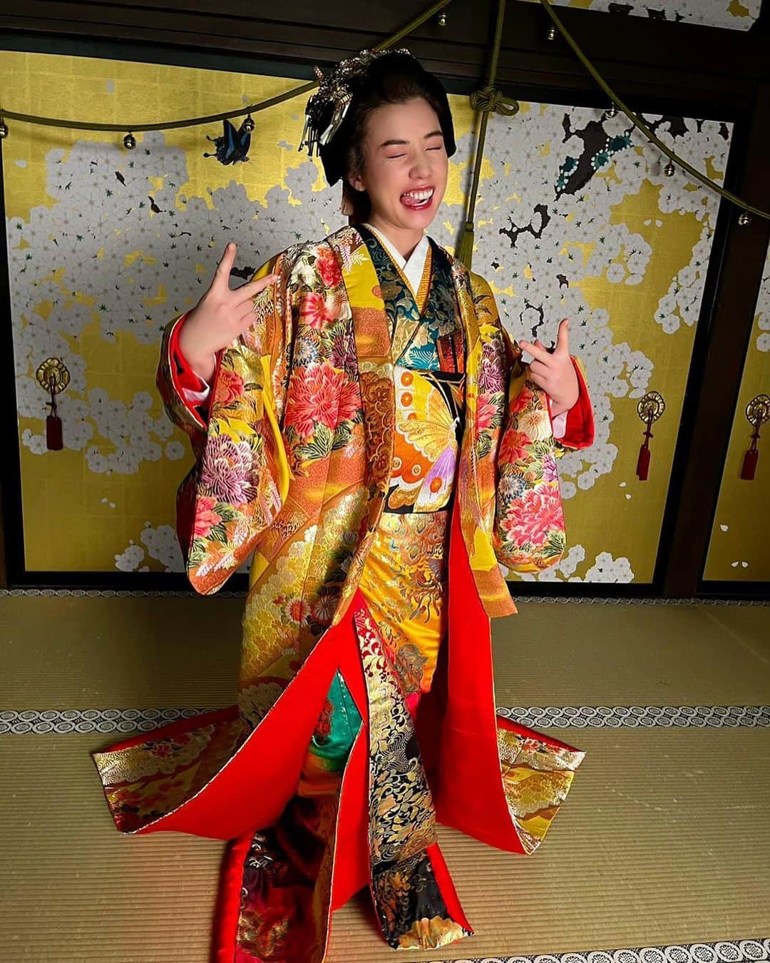 仲里依紗のインスタグラム：「ギャルぴ綱ちゃん✌️🎀👸 本日22時大奥7話綱吉編最終話です🔥🏯🐕🐕🐕  4つめの動画今さっき急に送られてきたけどまじ謎動画すぎで草  #大奥」