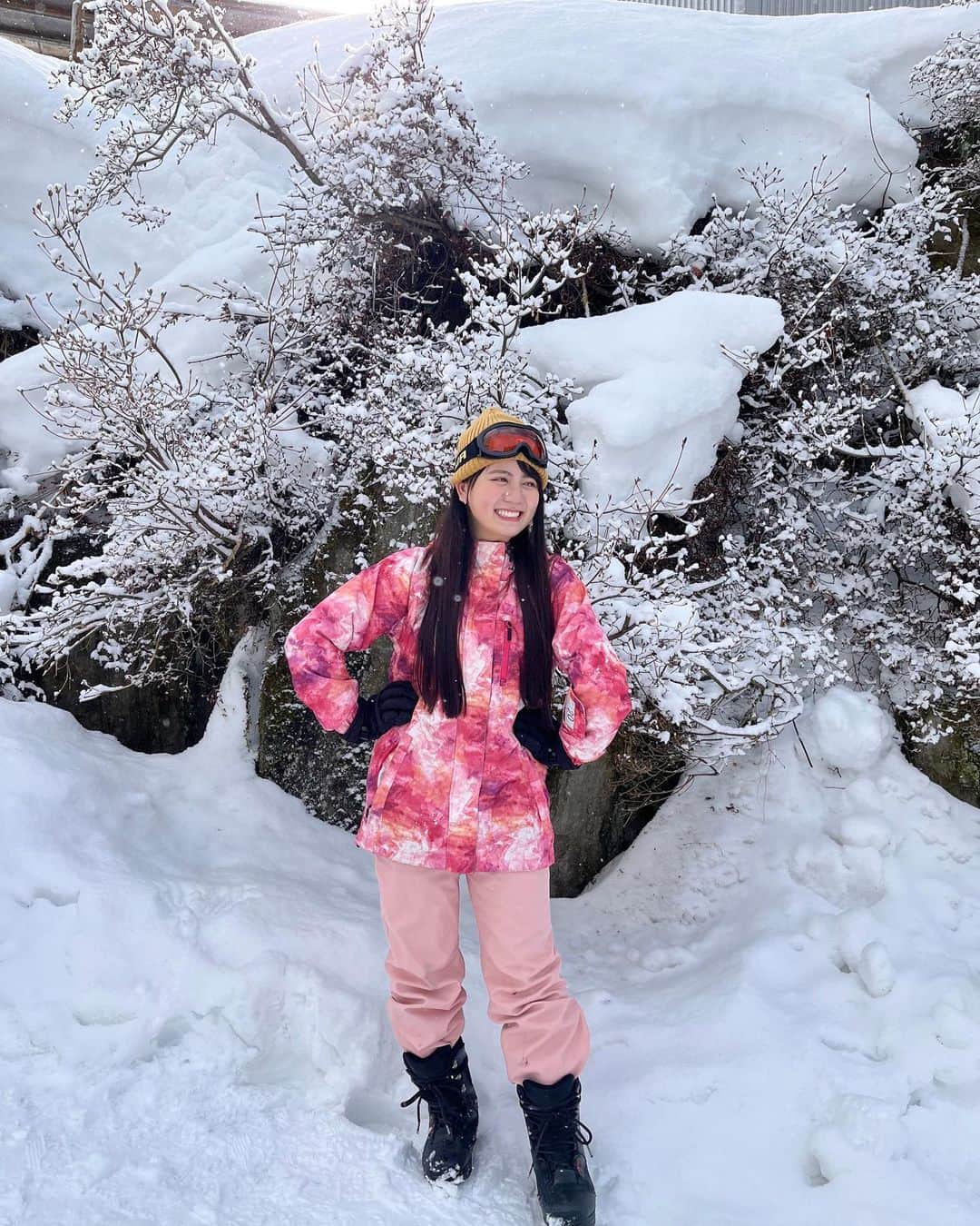 夢花さんのインスタグラム写真 - (夢花Instagram)「🏂❄️🤍  初スノボーでした〜＾＾ 一緒に行った沖縄出身の友達がリフトの存在知らなかったり、スノボーをスキーと前日まで勘違いしていたのが1番の衝撃やったね。笑 色々あった日だったけど楽しかったね〜😮‍💨♡  #スノボー #スノーボード #スノボー女子」2月21日 20時46分 - dreamm_flowerr