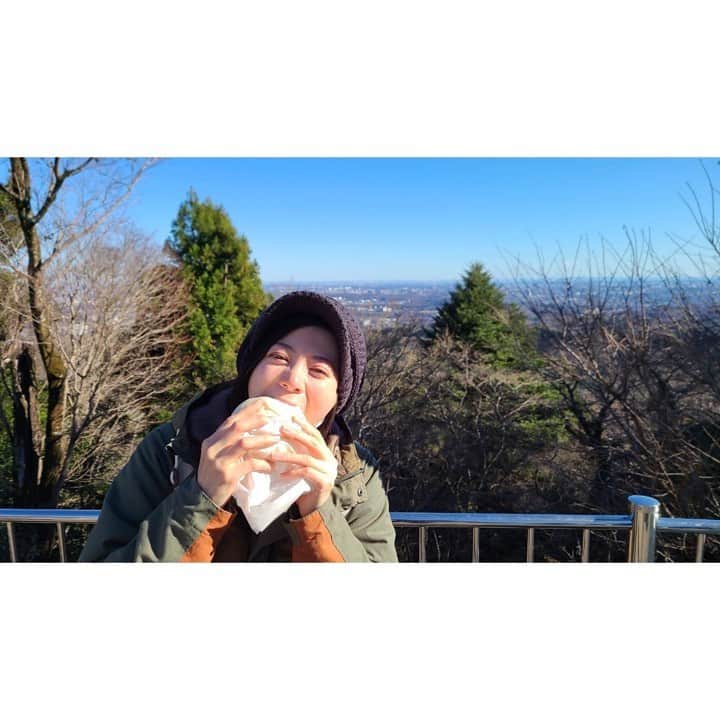 桜木梨奈さんのインスタグラム写真 - (桜木梨奈Instagram)「#高尾山 からの #富士山   山の上の #チーズタルト の虜  麓の #月見とろろ蕎麦 に舌鼓  山腹では #肉まん で胃を温め  リフト＆ケーブルカー利用でカロリーをほぼ消費する事なく優雅なハイキングとなりました(笑)  行ったのは年末だったので、もう少し暖かくなったら登山したいなーと思います🗻  #高尾山グルメ #ワークマン女子 #マウンテンパーカー #防寒力良好 #登山」2月21日 20時46分 - rina_sakuragi
