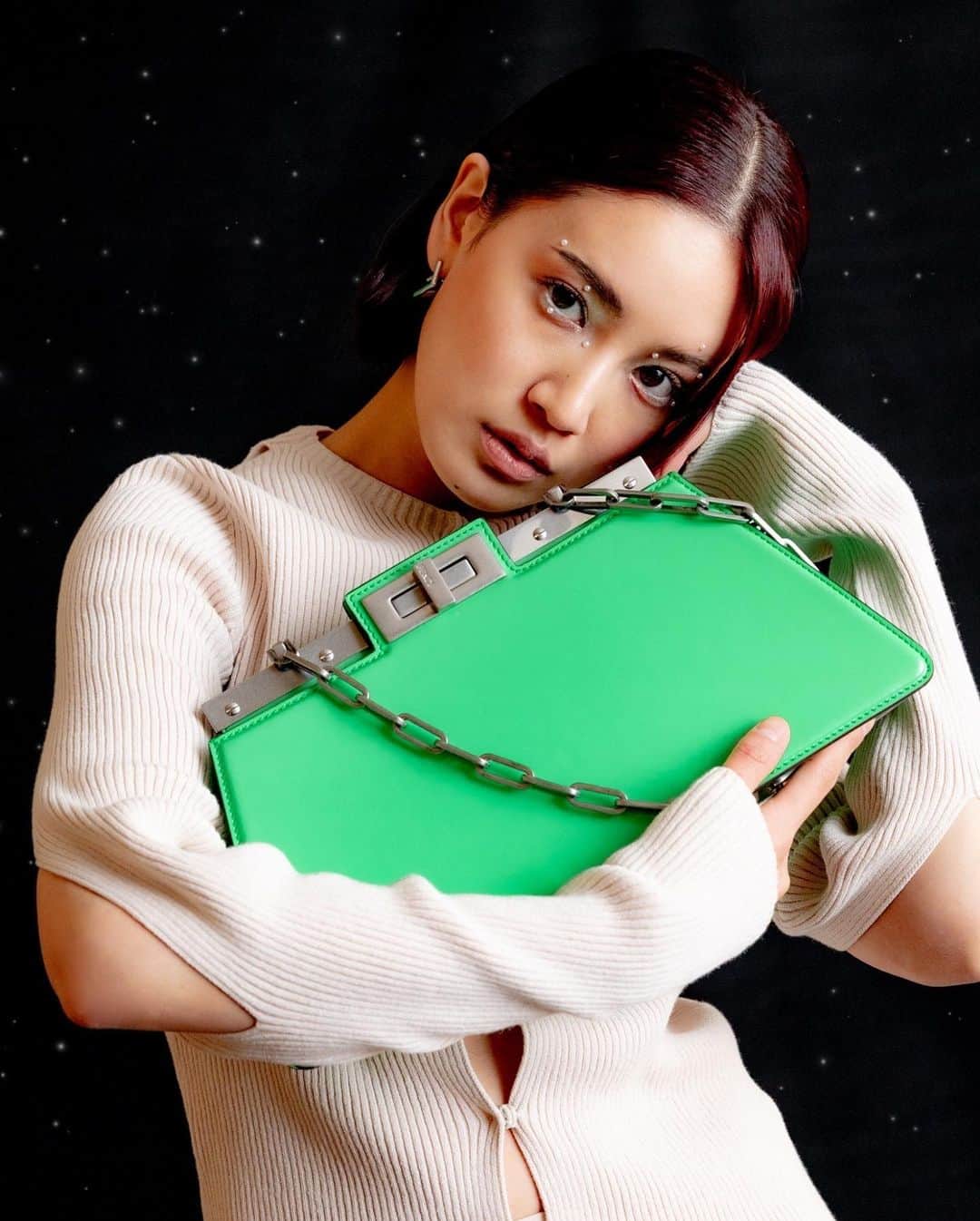 のインスタグラム：「FENDI Womens AW23 collection🛸❤️‍🔥  2023年秋冬 ウィメンズコレクションが22日(水)の22:00からfendi.comでライブ配信されます。私もたのしみ！！！  FENDI Womens AW23 collection starts 10 p.m.(JST) tomorrow. Check it out on fendi.com！  #FendiFW23 @fendi @mrkimjones @silviaventurinifendi @delfinadelettrez  hair&make / @kyontokio」