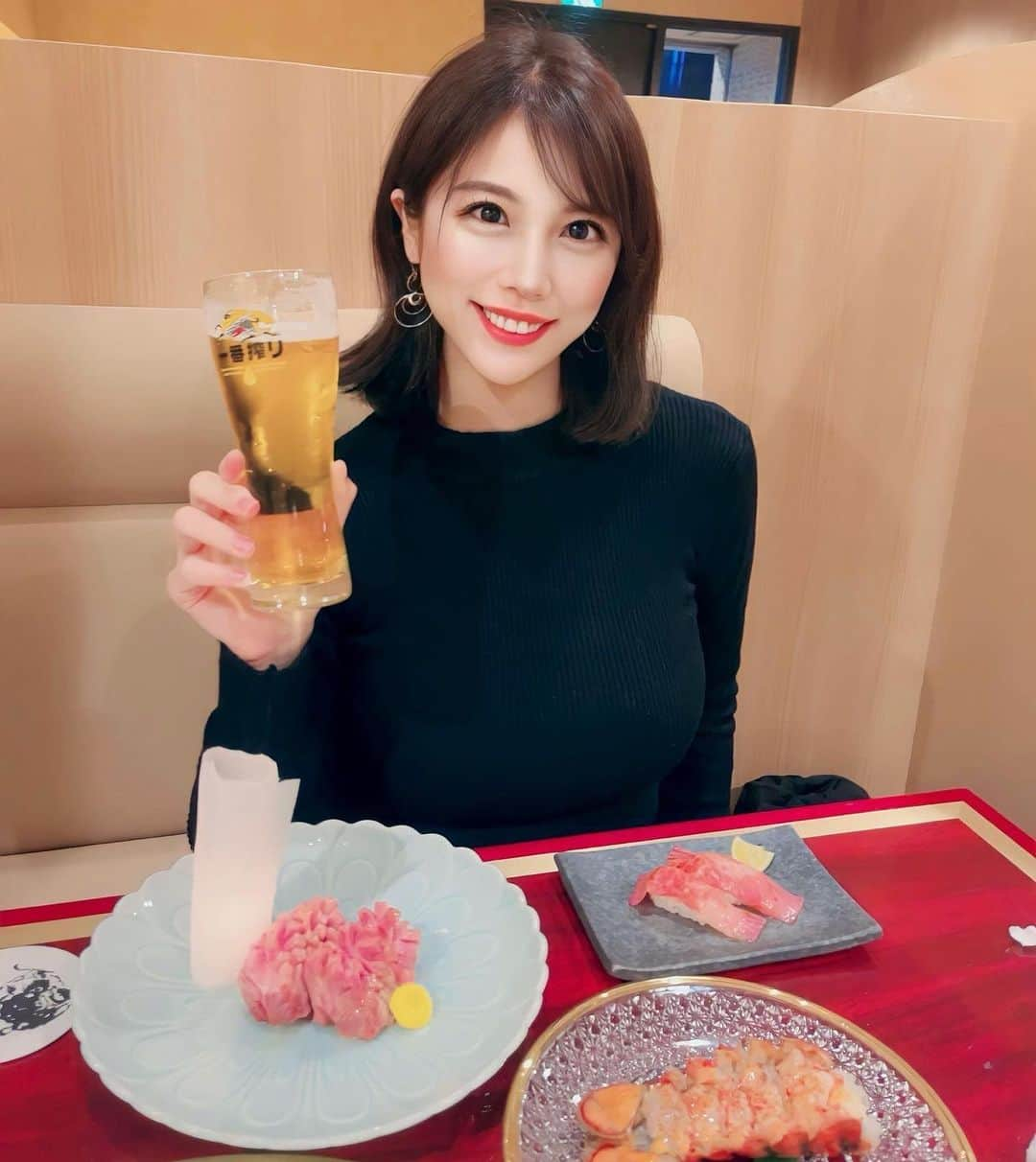 吉田早織のインスタグラム：「食べログ百名店選出✨ 天下の焼肉　将泰庵が千葉にオープンしたのでレセプションに行ってきました😍😍  月齢30ヶ月以上のA5ランクの雌牛に拘って仕入れられた黒毛和牛が揃ってます🤤🤤  いただいたのはこちら✨ 全部のお肉がクオリティ高くて✨✨😭とろけました❤️❤️  トロけるゆっけ　1980円 サーロインのすき焼き　1958円 幻の花咲タン塩　3190円 シャトーブリアン　4950円 霜降り肉寿司　880円 石焼きトロけるユッケビビンバ　1958円  特にお気に入りはサーロインのすき焼き❣️ 備え付けの卵とタレがまた美味しくて🫢 さっと炙ったサーロインとの相性が最高❤️  ランチは名物飲めるハンバーグを出していて、 人気で並ぶから予約しておくとよさそう❣️  千葉を中心に数店舗あるけど、都内だと日本橋にもあります🤲  ------------------------------------- 【天下一の焼肉 将泰庵 】  オススメシーン：接待、誕生日、贅沢肉会 単価：dinner 8,000円〜 コスパ：★★★★ 味：★★★★ 雰囲気：★★★★ 接客：★★★★  -------------------------------------  #将泰庵#飲めるハンバーグ#将泰庵の飲めるハンバーグ#千葉グルメ#千葉駅#お肉大好き#焼肉大好き#美味しいお店#自然派ワイン #肉#肉好きな人と繋がりたい #ワイン好きな人と繋がりたい #グルメ　#グルメ好きな人と繋がりたい #グルメスタグラム #グルメ女子#お酒好きな人と繋がりたい#焼肉#焼肉食べ放題#焼肉好きな人と繋がりたい」