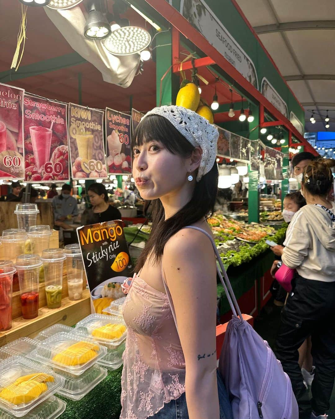 柚月瀬那のインスタグラム：「Bangkok night market 🇹🇭 🤤 wearing @tigermist tops💕」